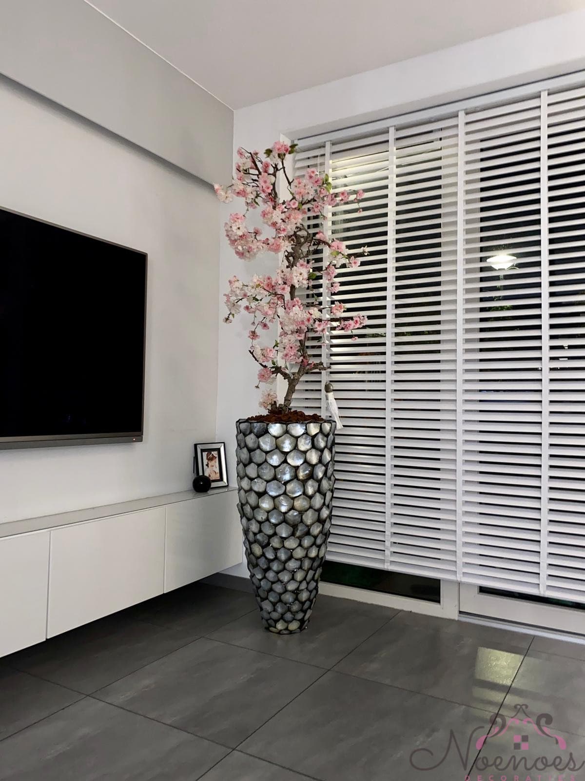 Schelpenvaas opgemaakt met perenboom en bloesems, 90 cm