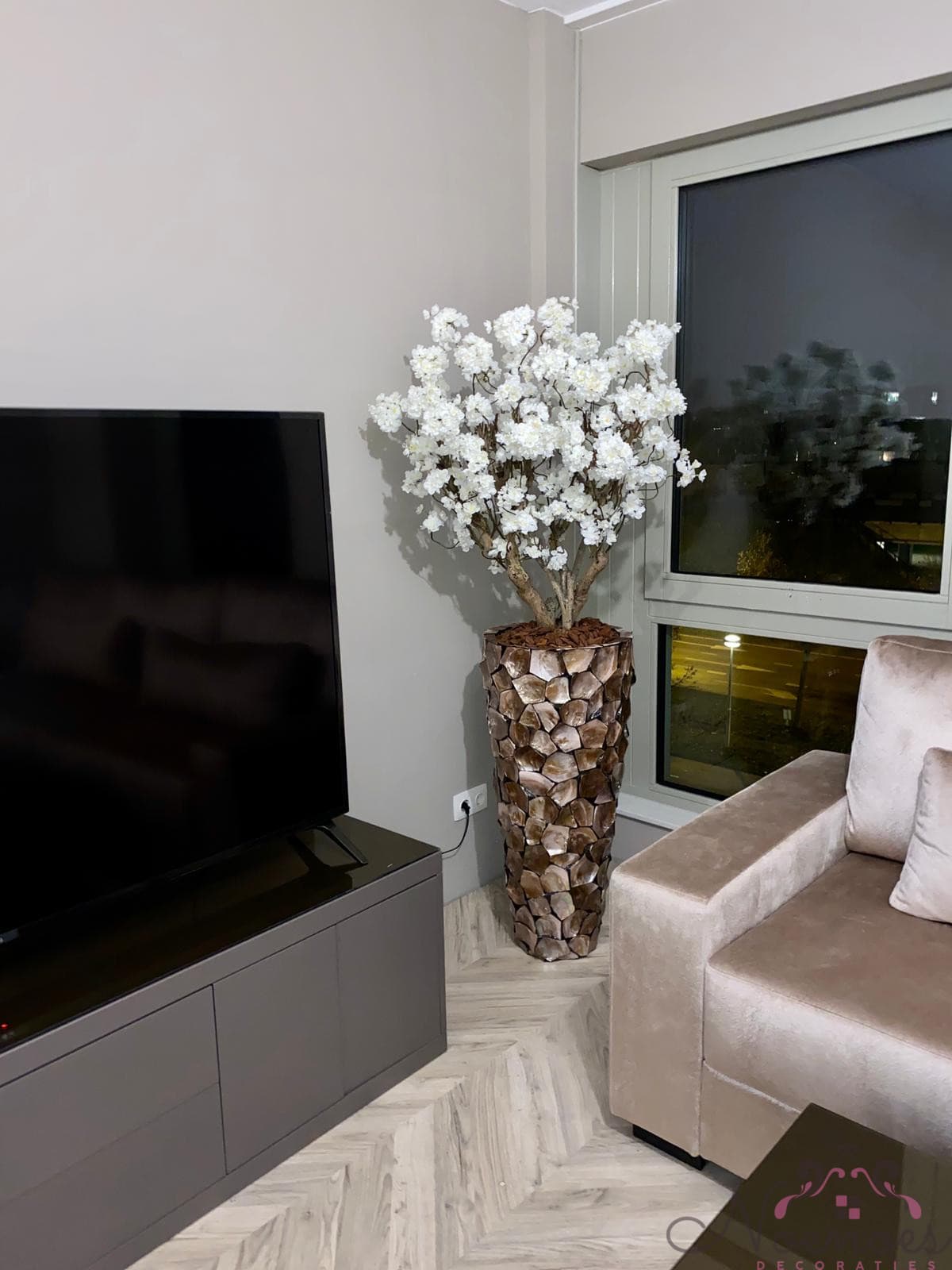 Schelpenvaas opgemaakt met bloesemtakken wit, H90 cm