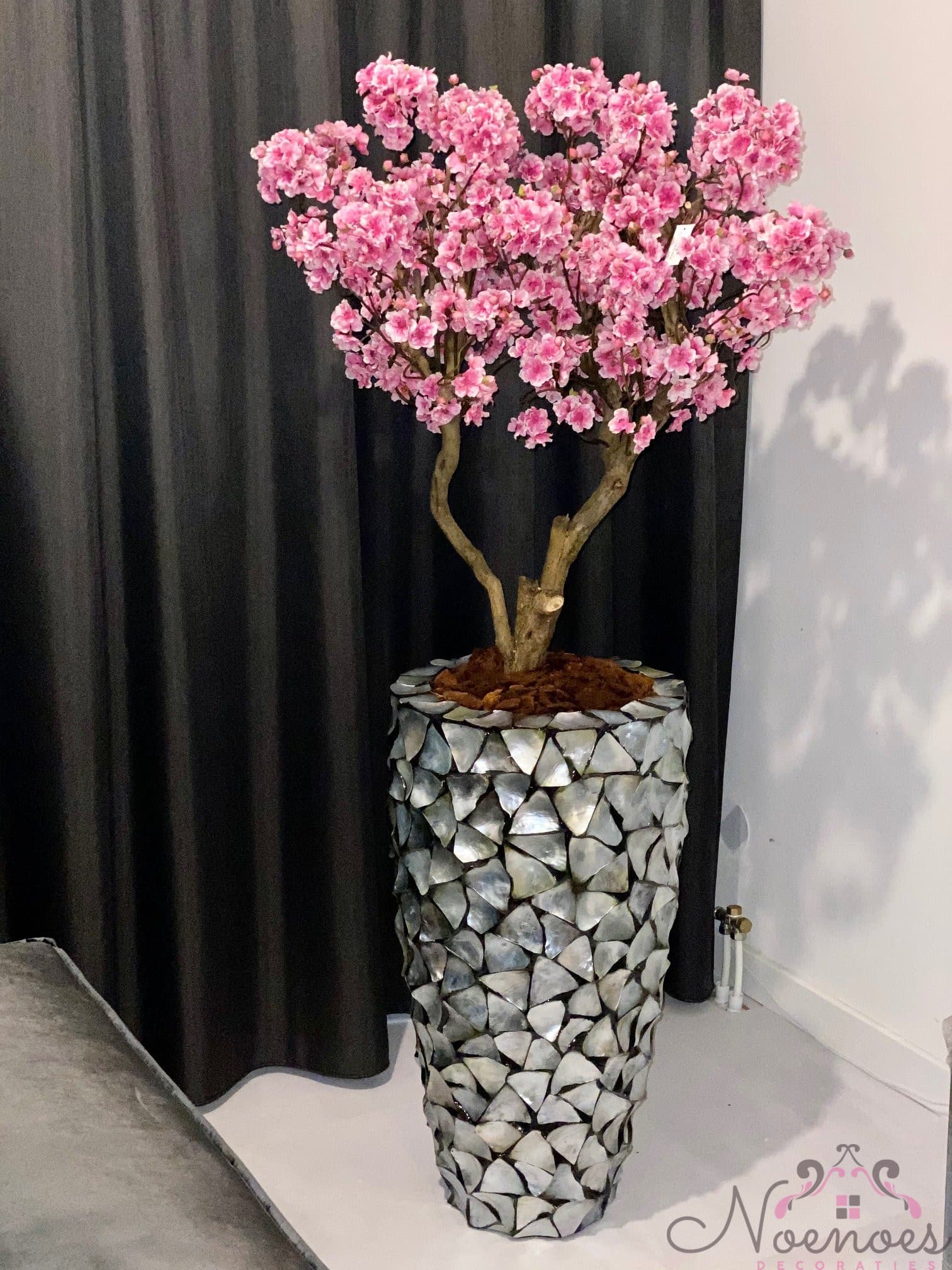 Schelpenvaas triangle met roze Japanse sakura bloesems 77 cm