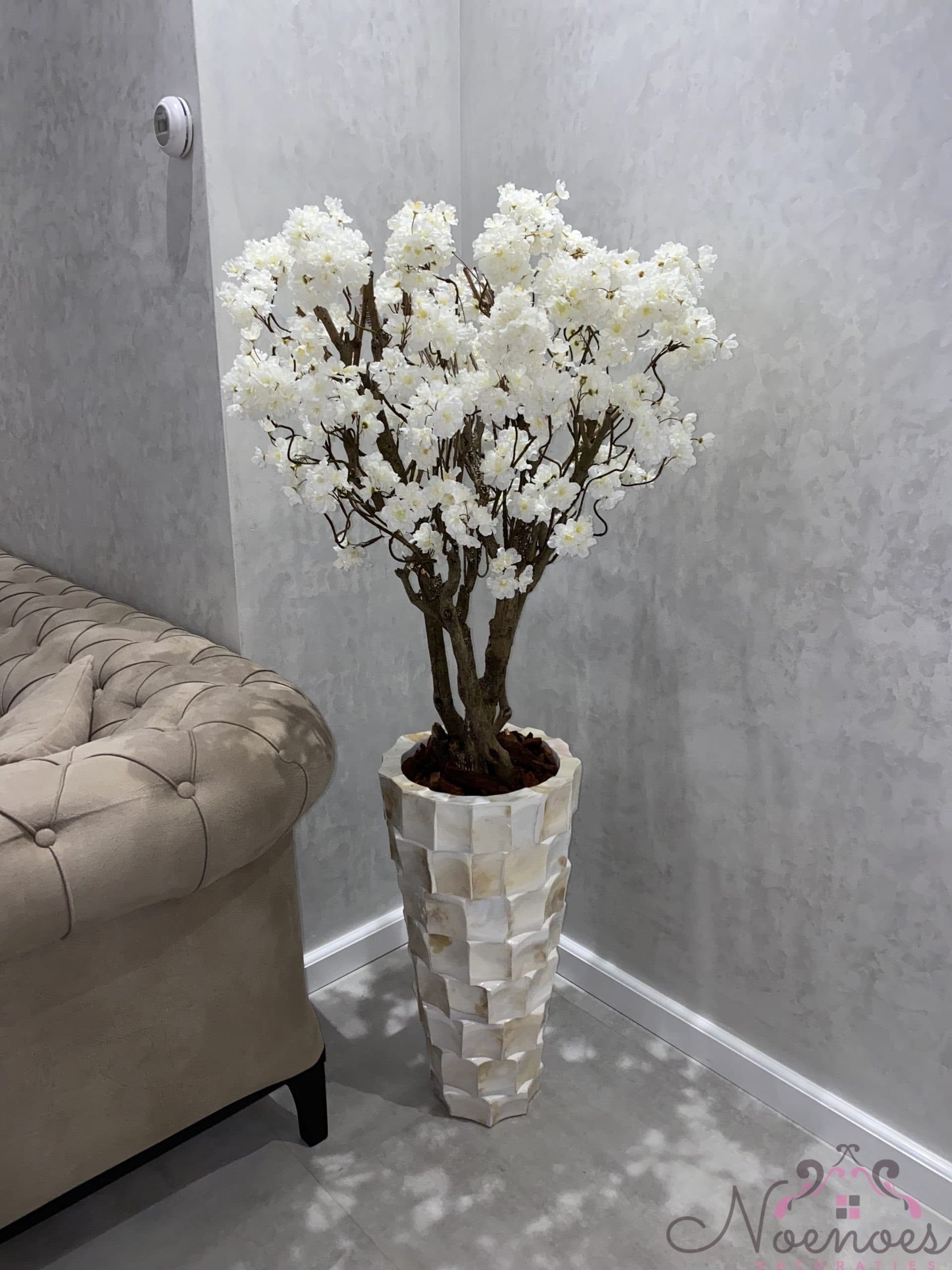 Schelpenvaas met witte bloesems triangle 60 cm hoog