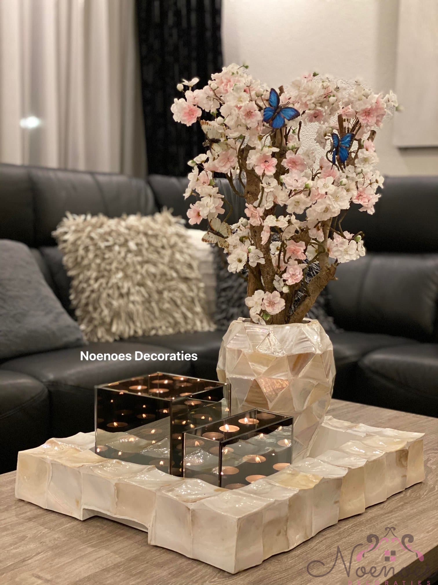 Schelpen dienblad set met vaas, sakura bloesems en waxinelichthouders