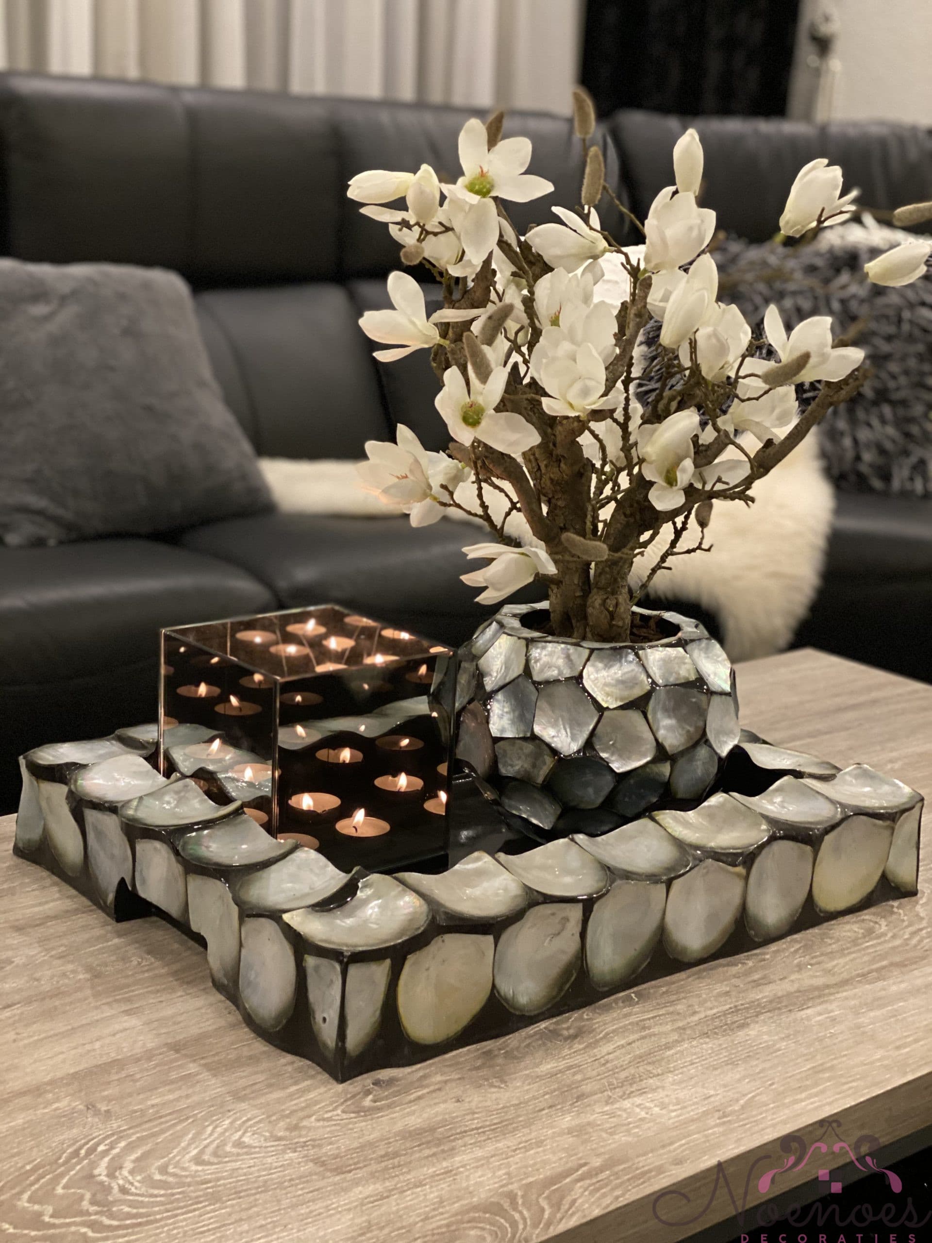 Schelpen dienblad set met vaasje, sakura bloesems en waxinelichthouder