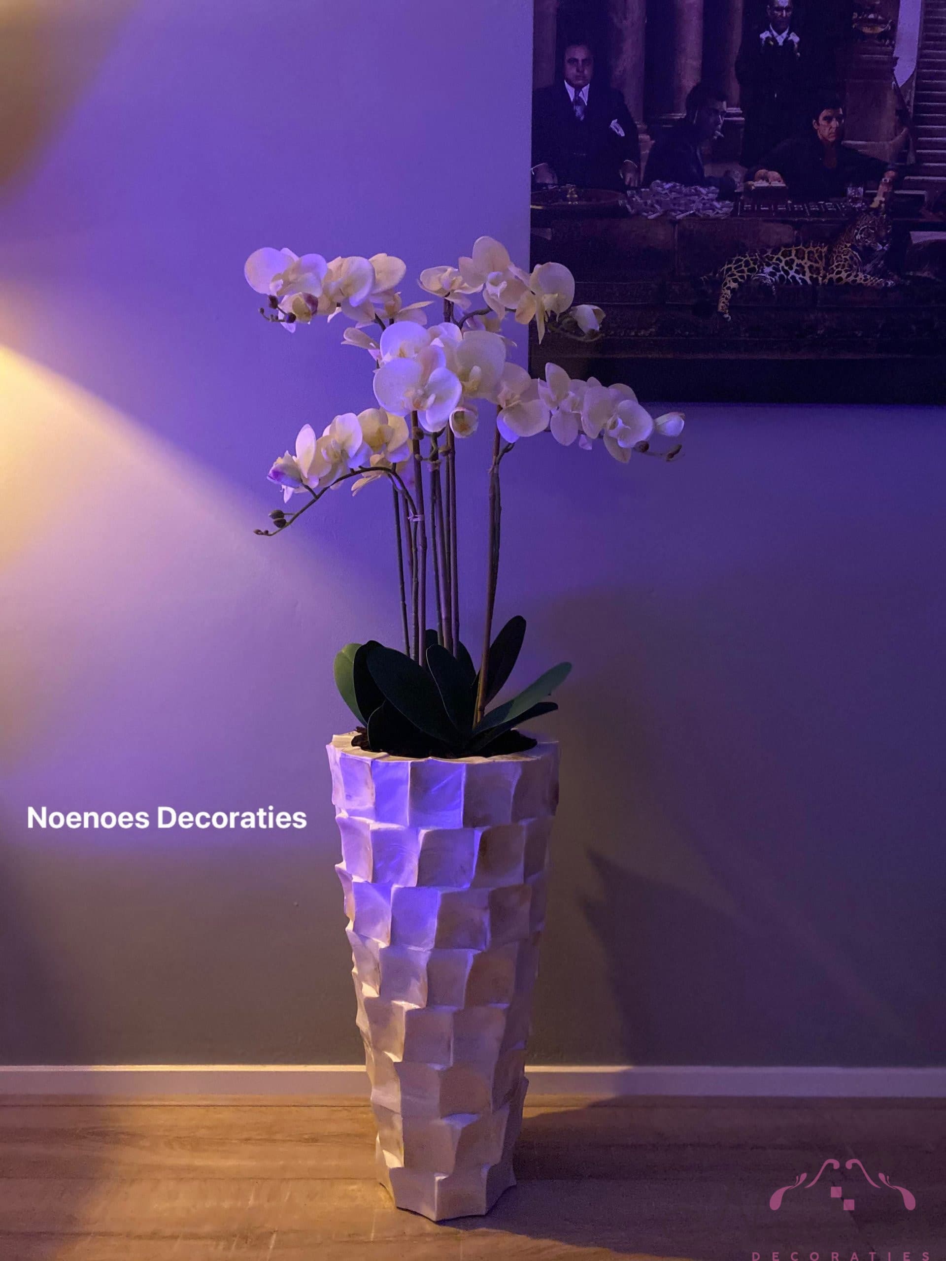 Schelpenvaas 60 cm opgemaakt met orchideeën - parelmoer look
