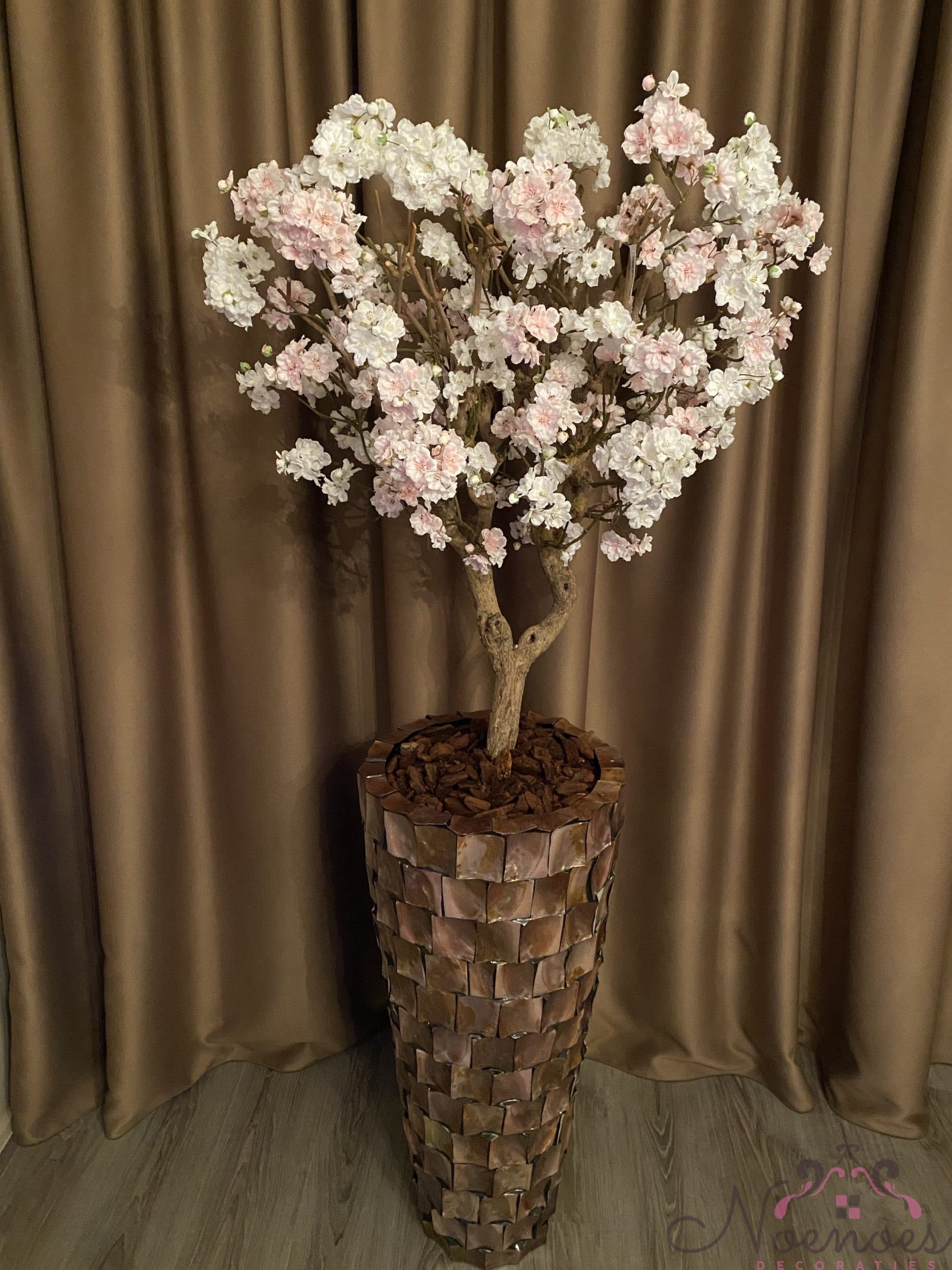 Schelpenvaas opgemaakt met wit-roze sakura bloesems 175 cm