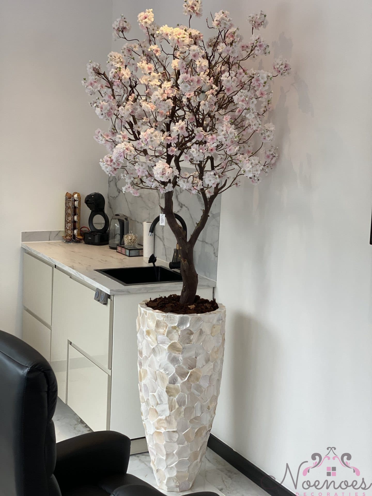 Schelpenvaas 90 cm met Japanse sakura bloesemboom 240 cm