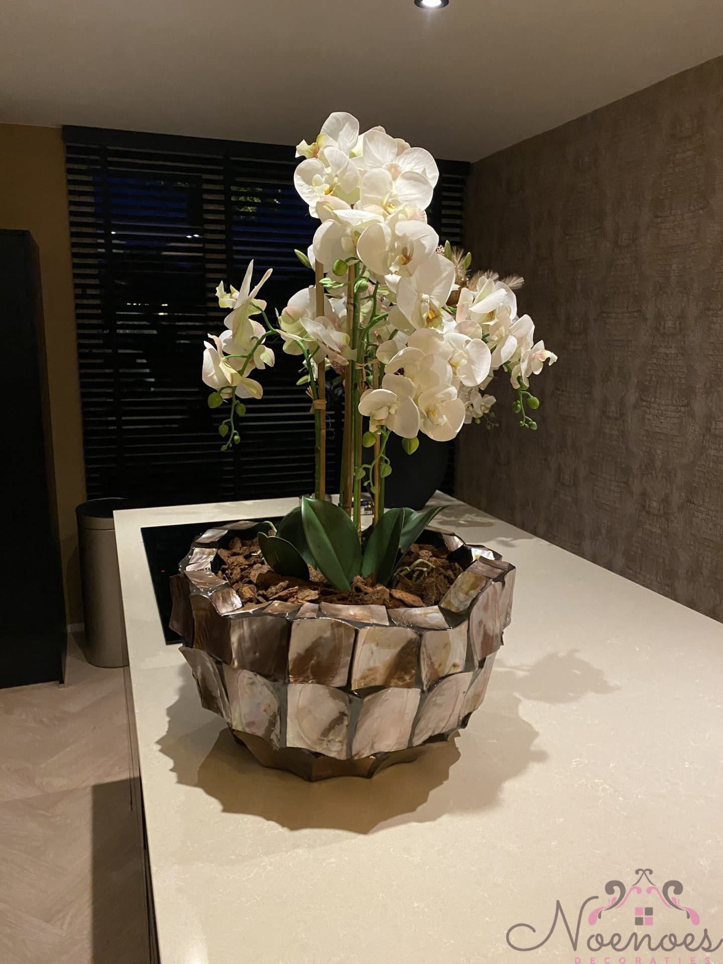 Schelpenvaas bruin met 5 takken witte kunst orchideeën 70 cm