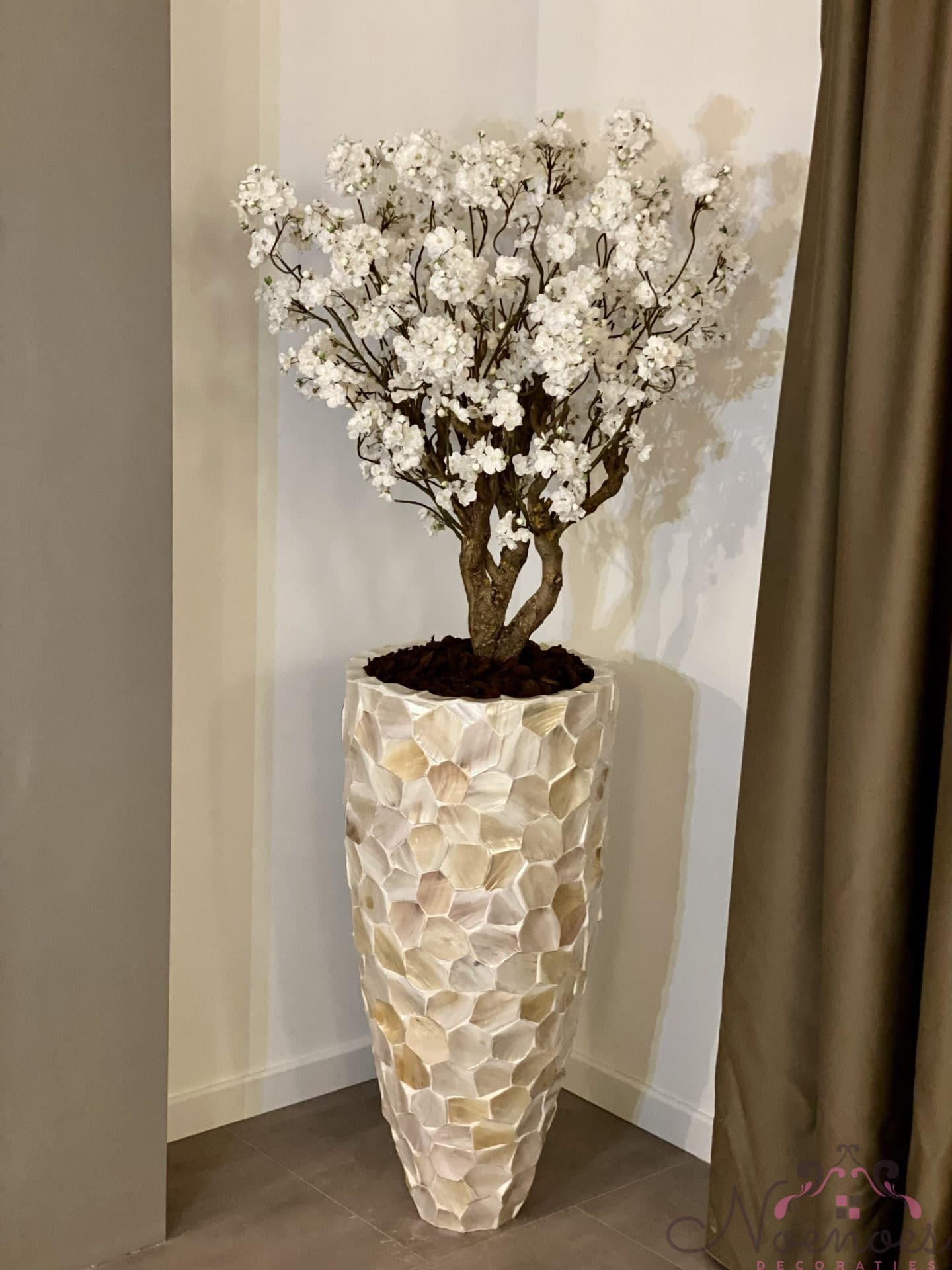 Schelpenvaas 90 cm met witte Japanse sakura bloesems