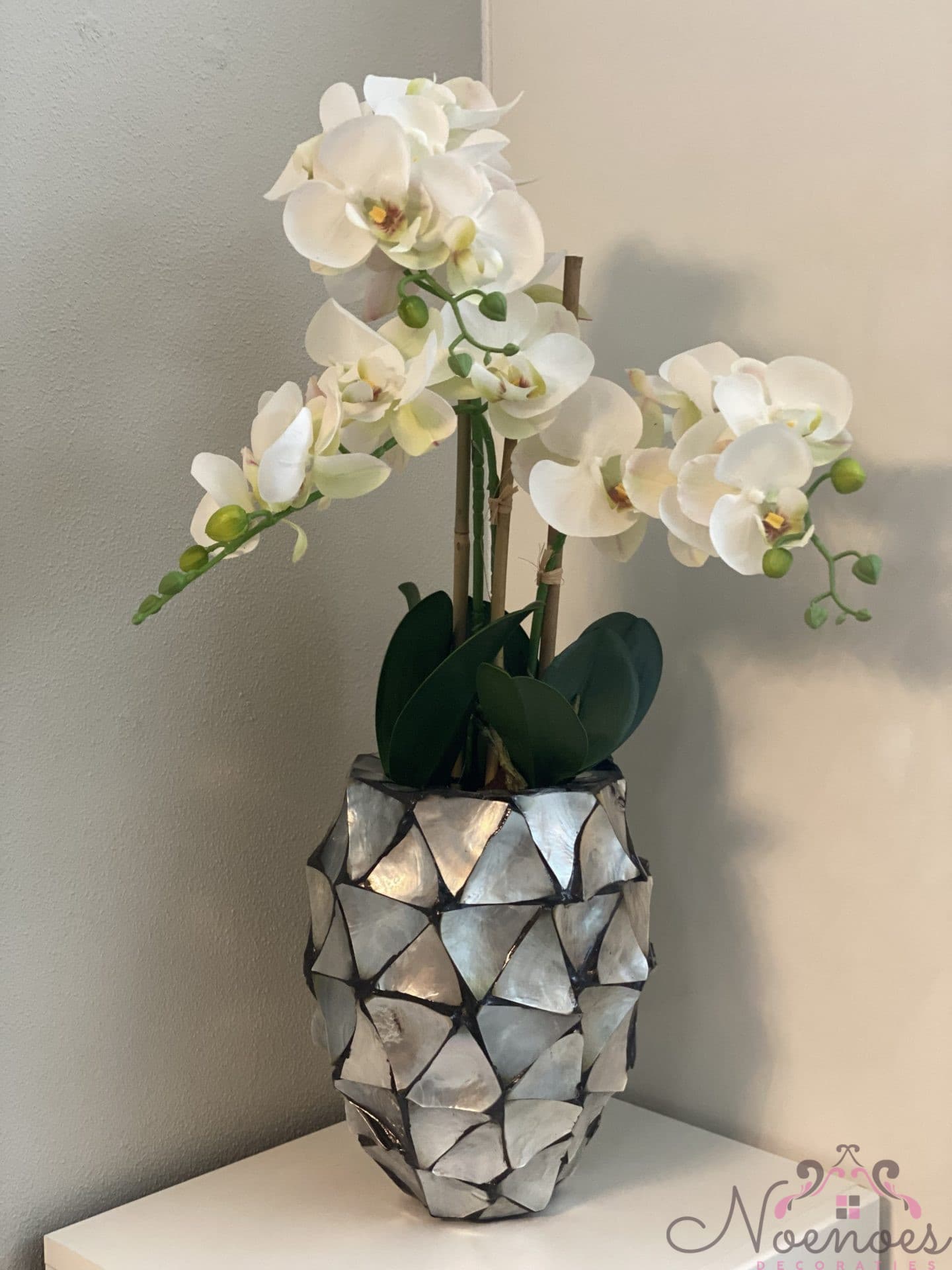 Schelpenvaas zilver met kunst-orchideeën 24 x 17 cm
