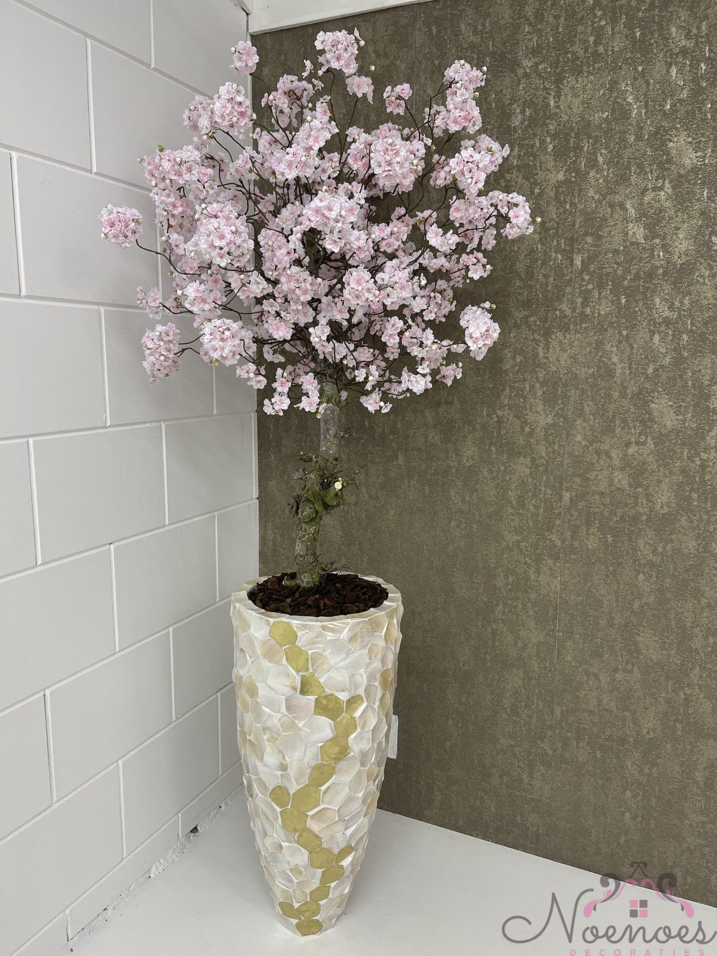 Schelpenvaas wit-goud opgemaakt met roze Sakura bloesems 220 cm
