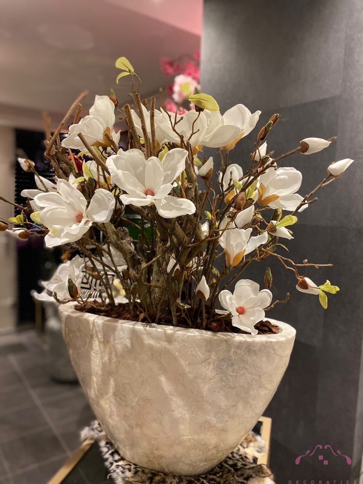 Capiz schelpenvaas ovaal met magnolia arrangement 65-75 cm
