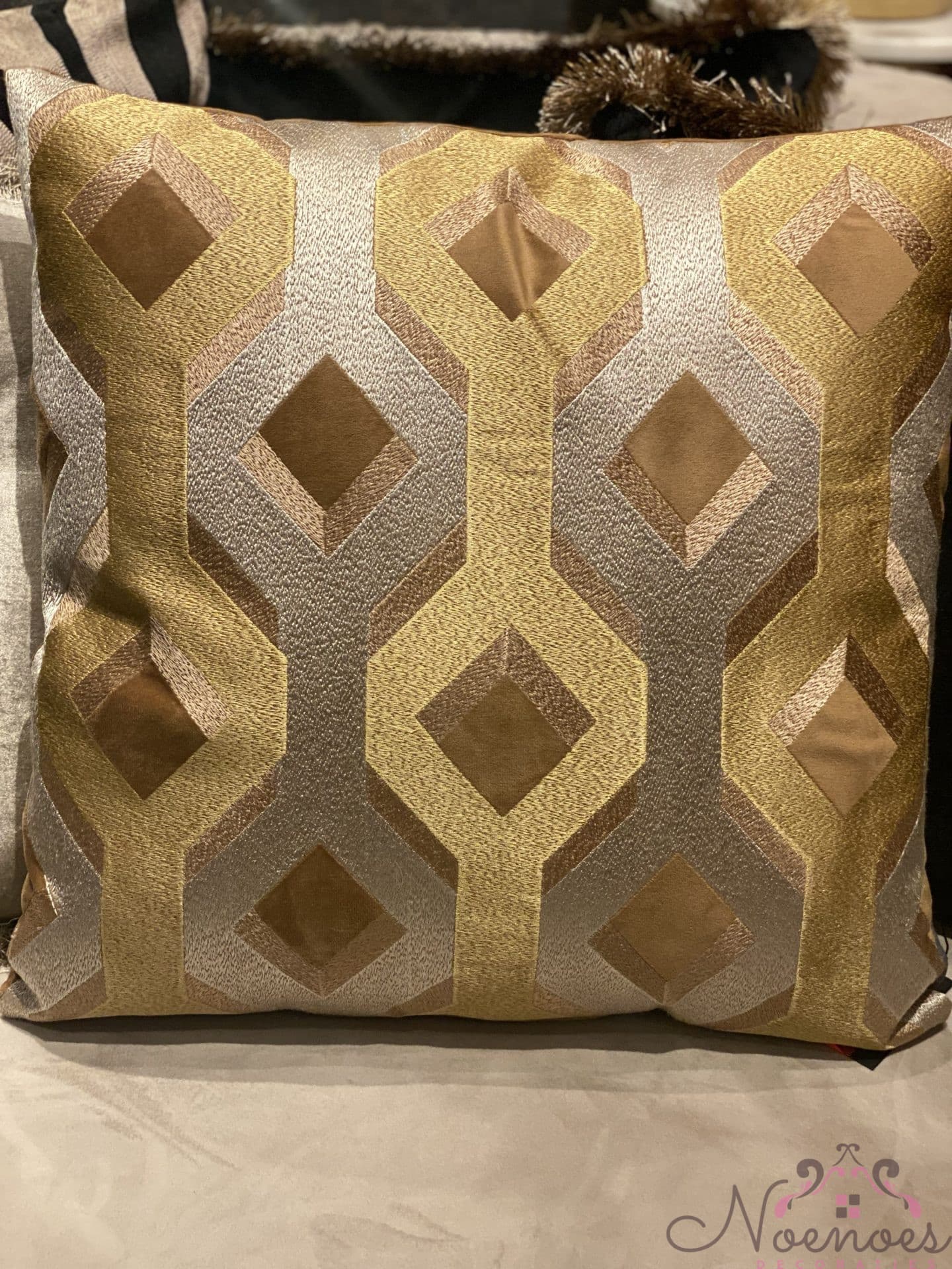 Sierkussen taupe/goud geometrisch patroon 50x50 cm