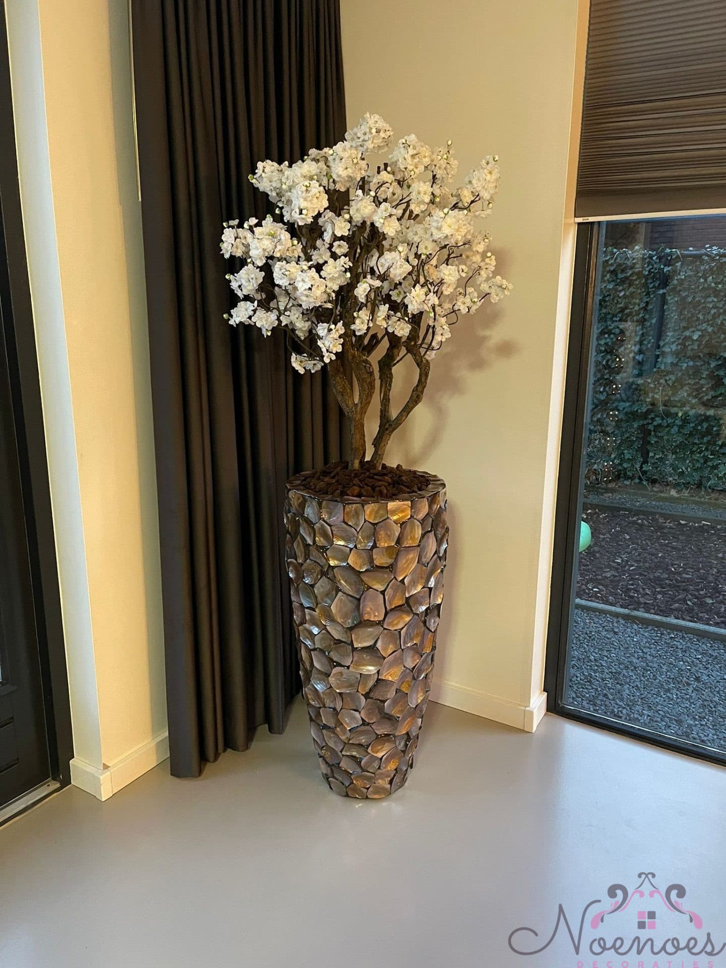 Schelpenvaas bruin 90 cm opgemaakt met witte Sakura bloesems
