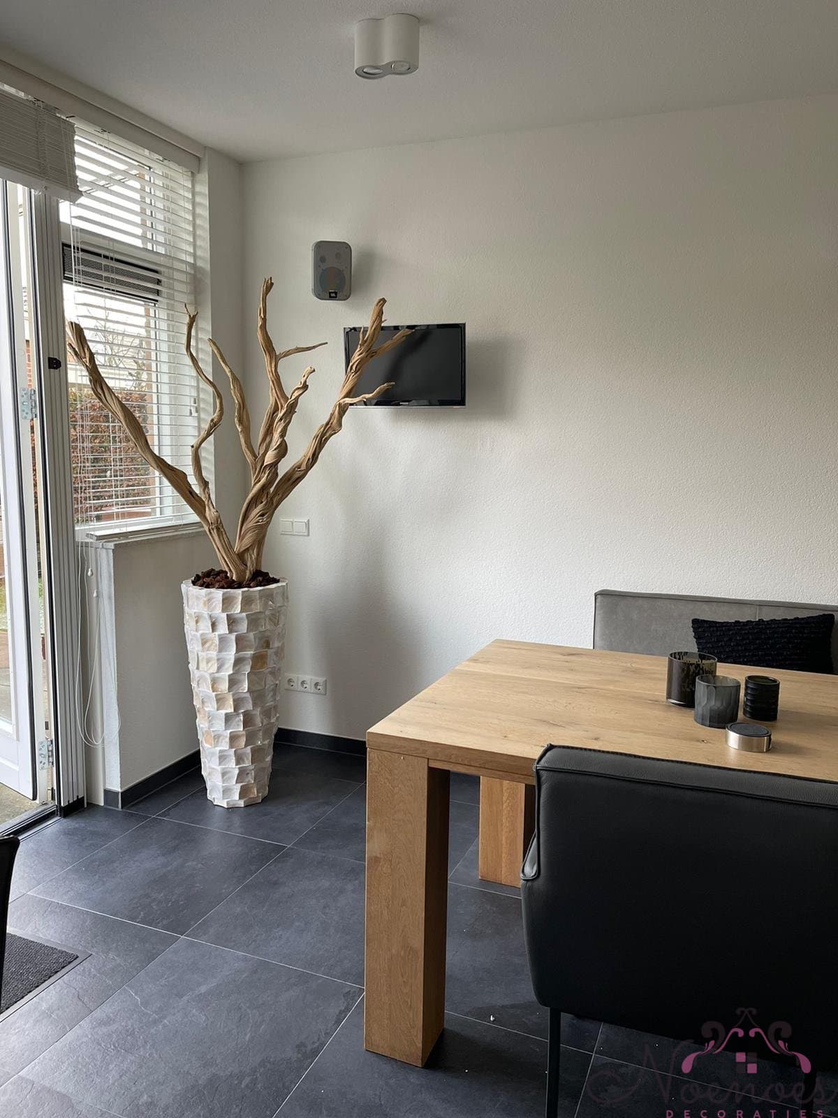 Schelpenvaas wit 90 cm opgemaakt met 2 ghostwood takken 150 cm