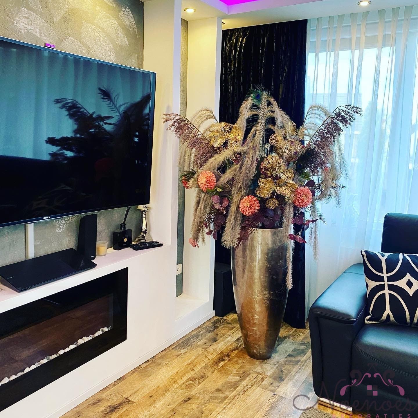 Bladzilver vaas glossy bruin 90 cm opgemaakt met zijdebloemen