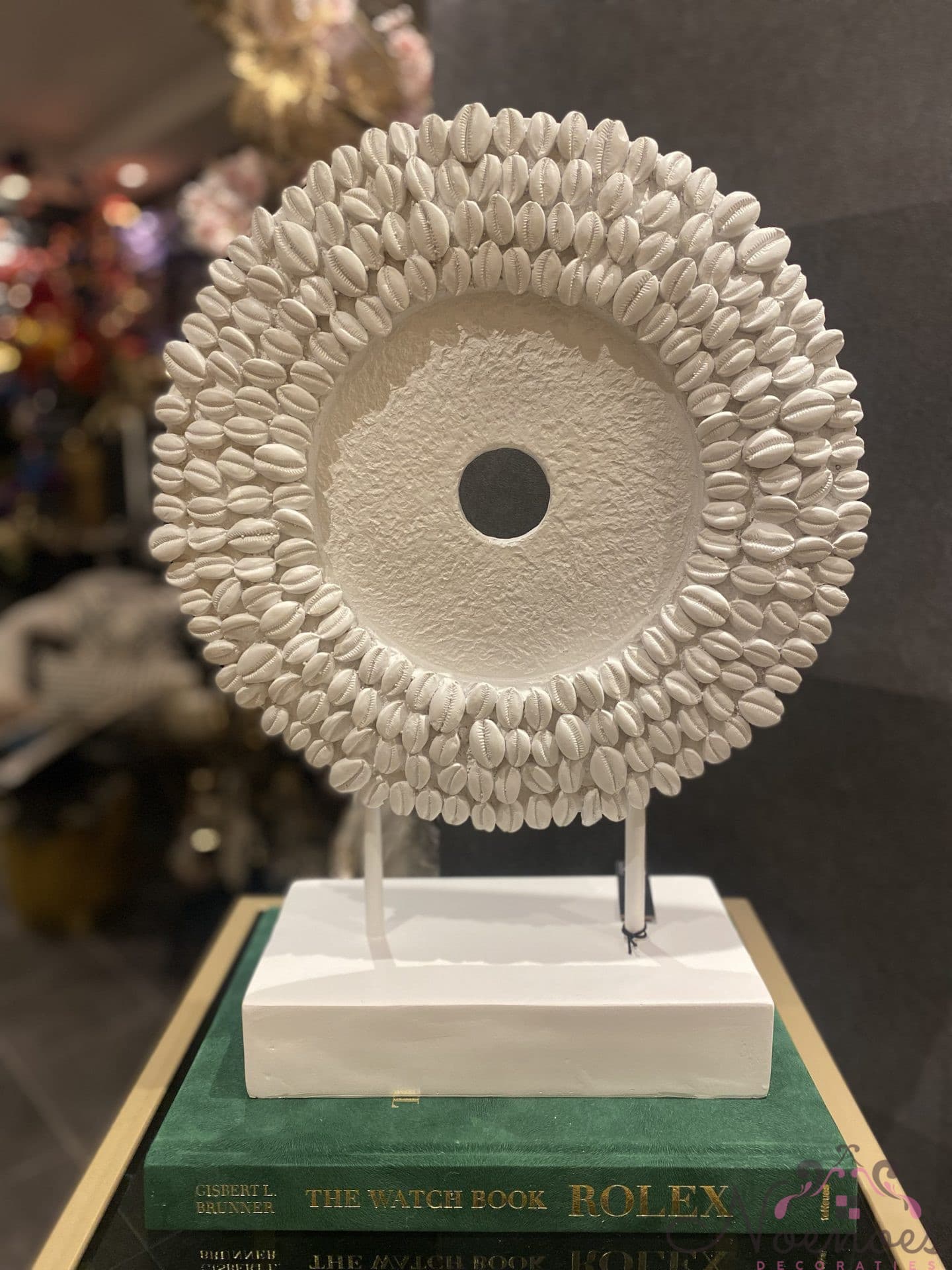 Ornament schelpen ring wit op standaard 36x14x47 cm