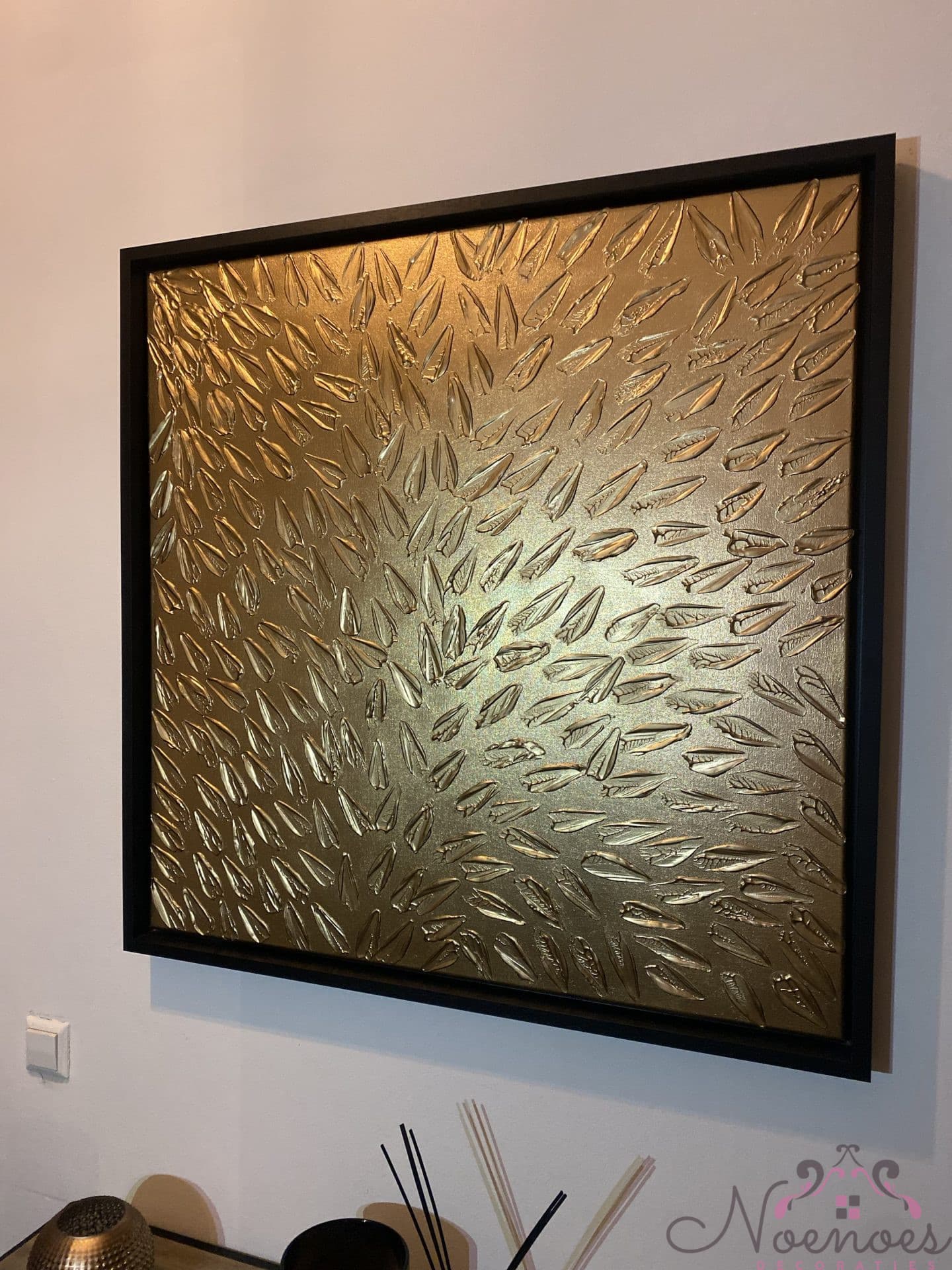 Wanddecoratie goud 3D bladeren handgemaakt in zwarte baklijst 95x95 cm