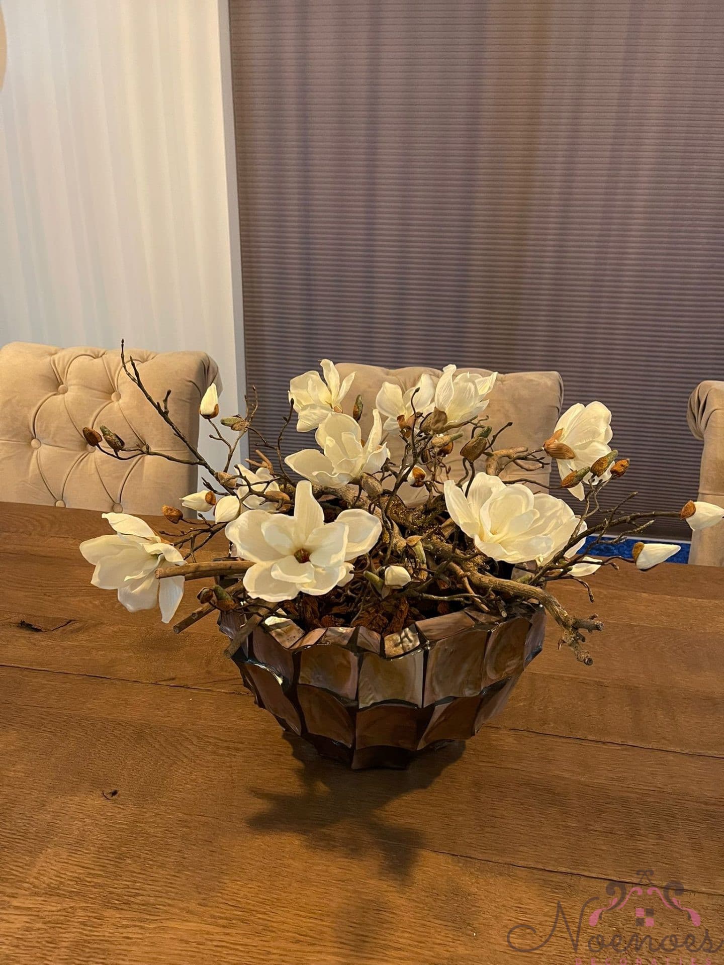 Schelpenvaas bowl met magnolia arrangement crème-wit 40x24 cm