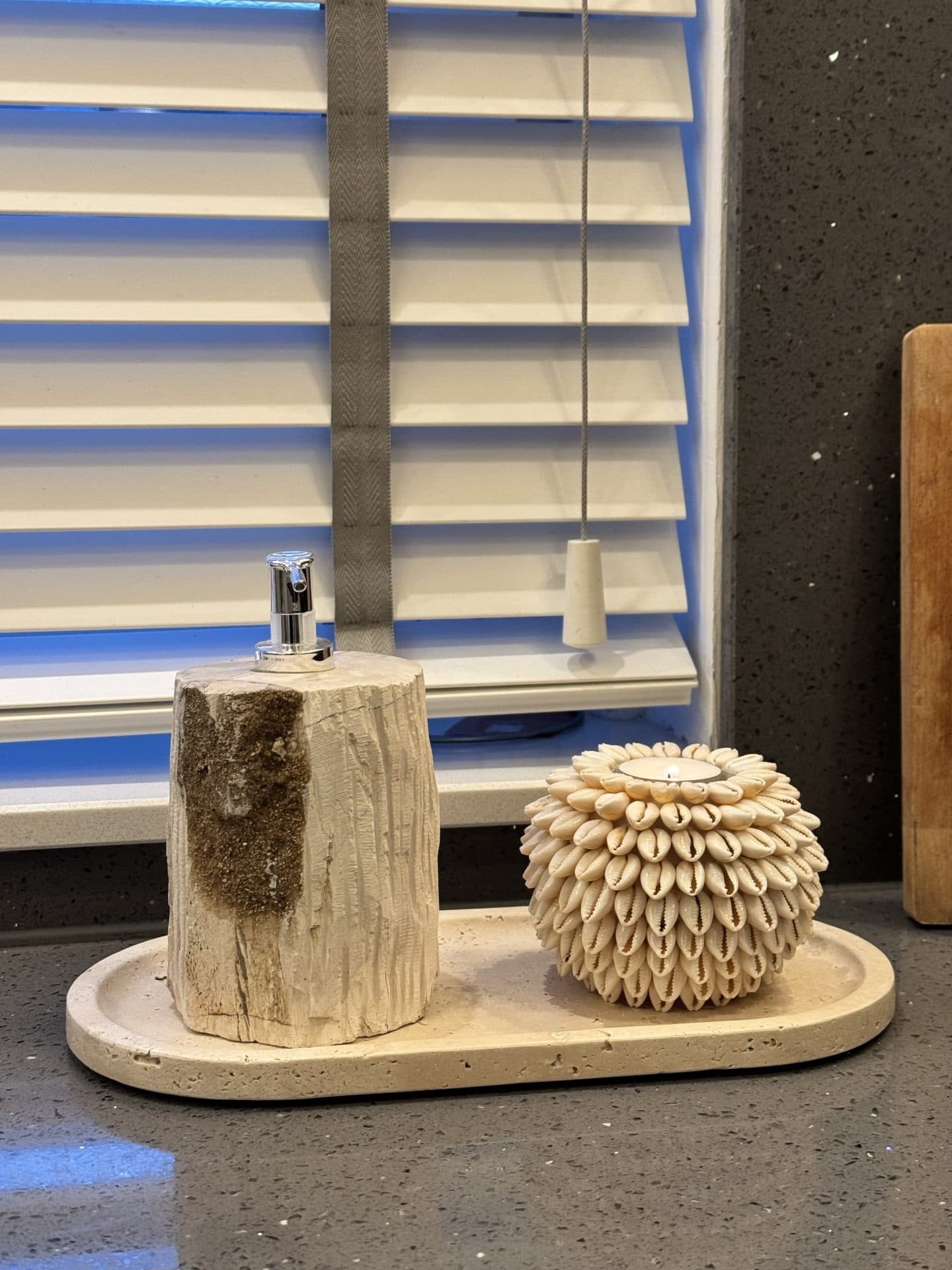Schelpenkaarshouder crème met kauri schelpen 11,5 cm