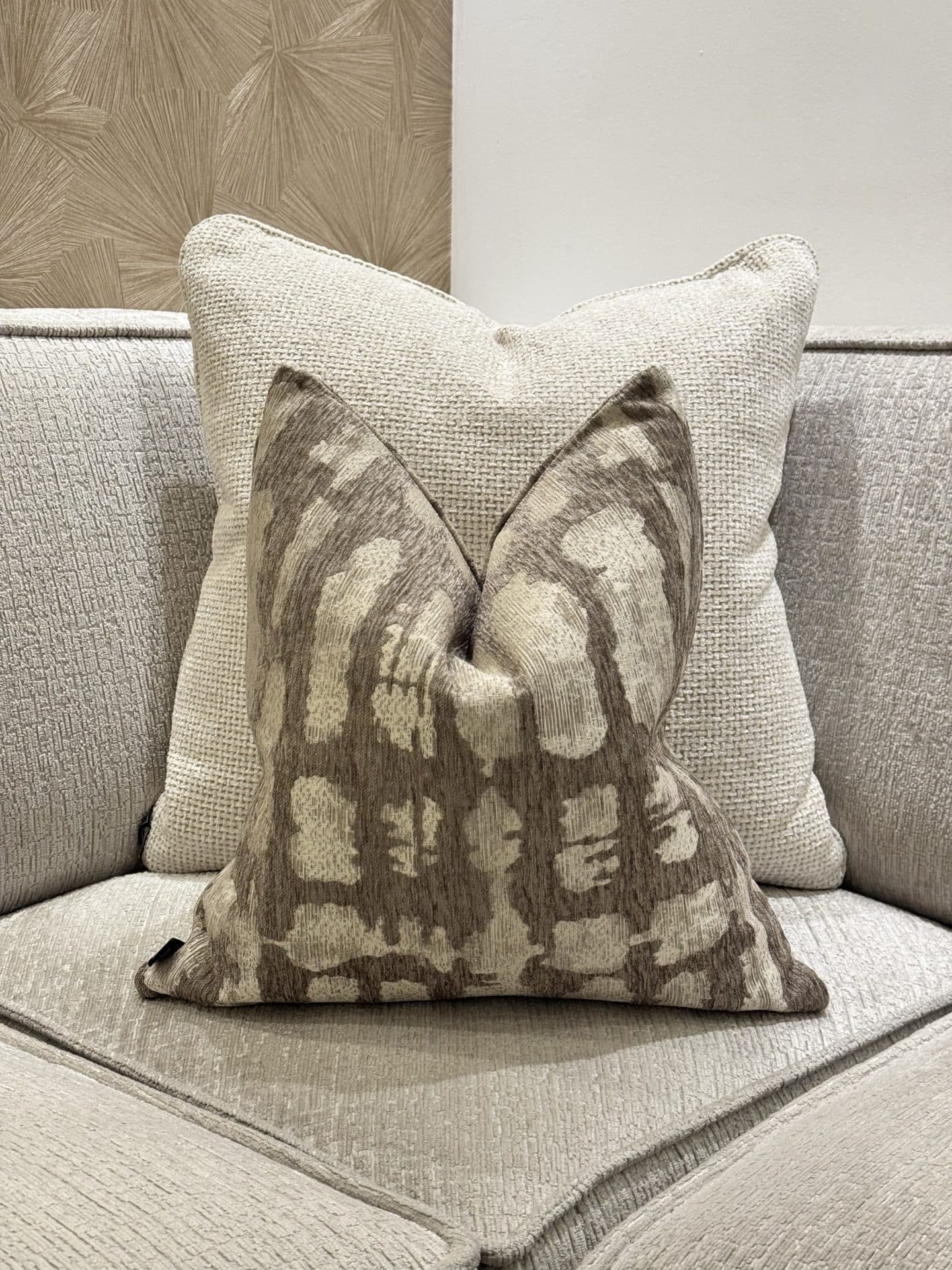 Sierkussen Delphine doeskin 45x45 cm met abstract patroon