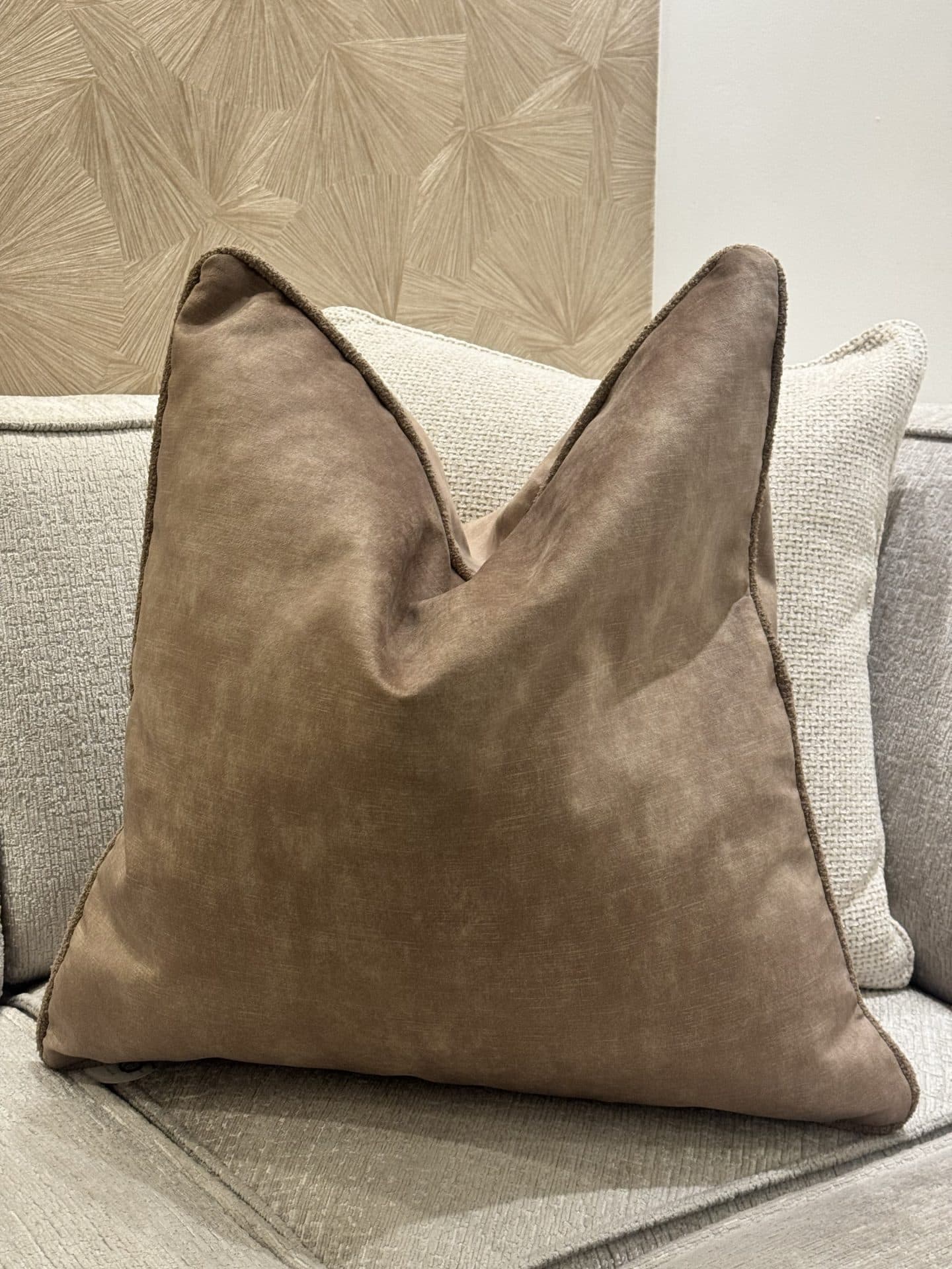 Sierkussen light brown 60x60 cm met biesrand