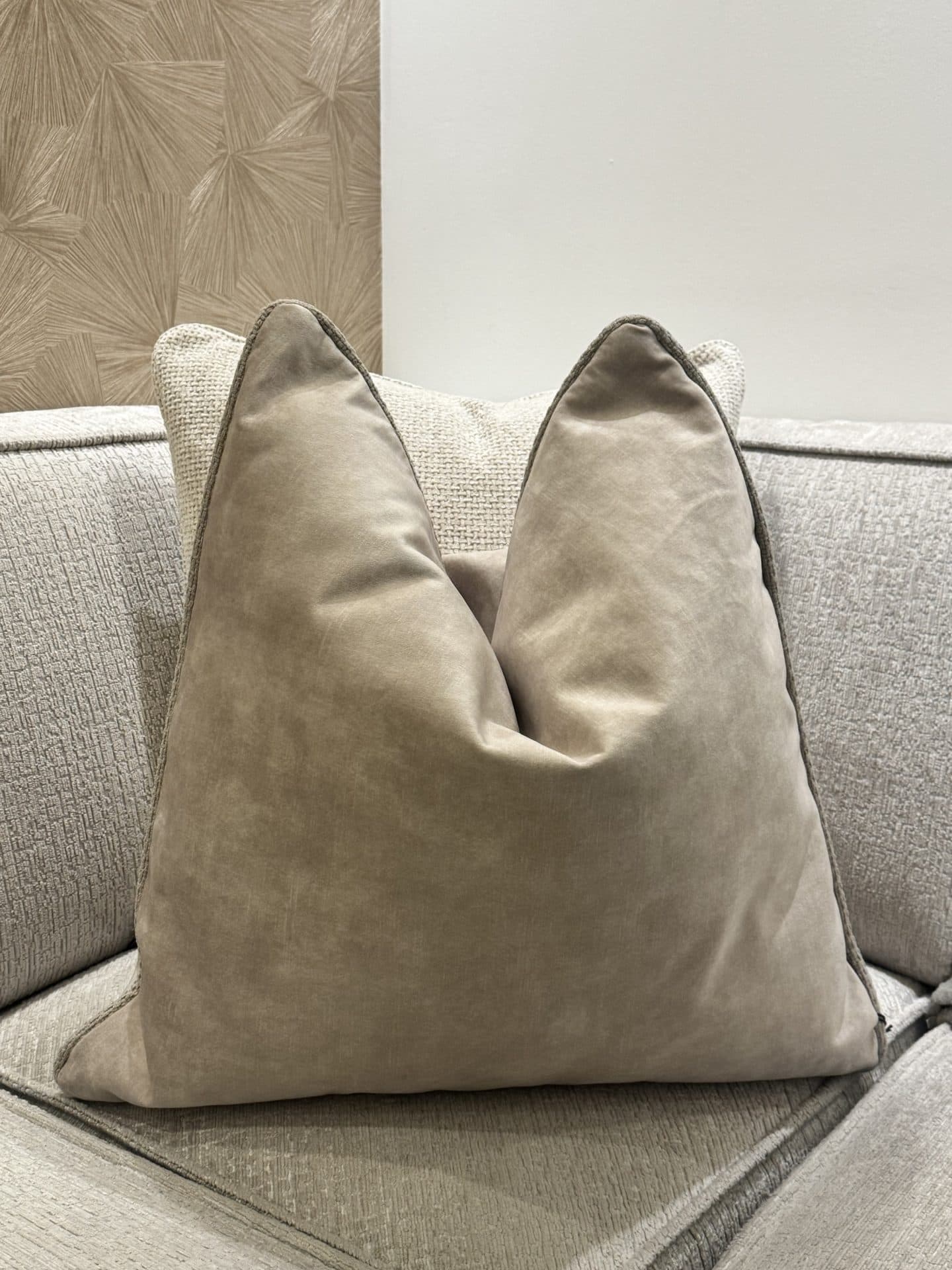 Sierkussen ivory velvet 60x60 cm met donkere piping