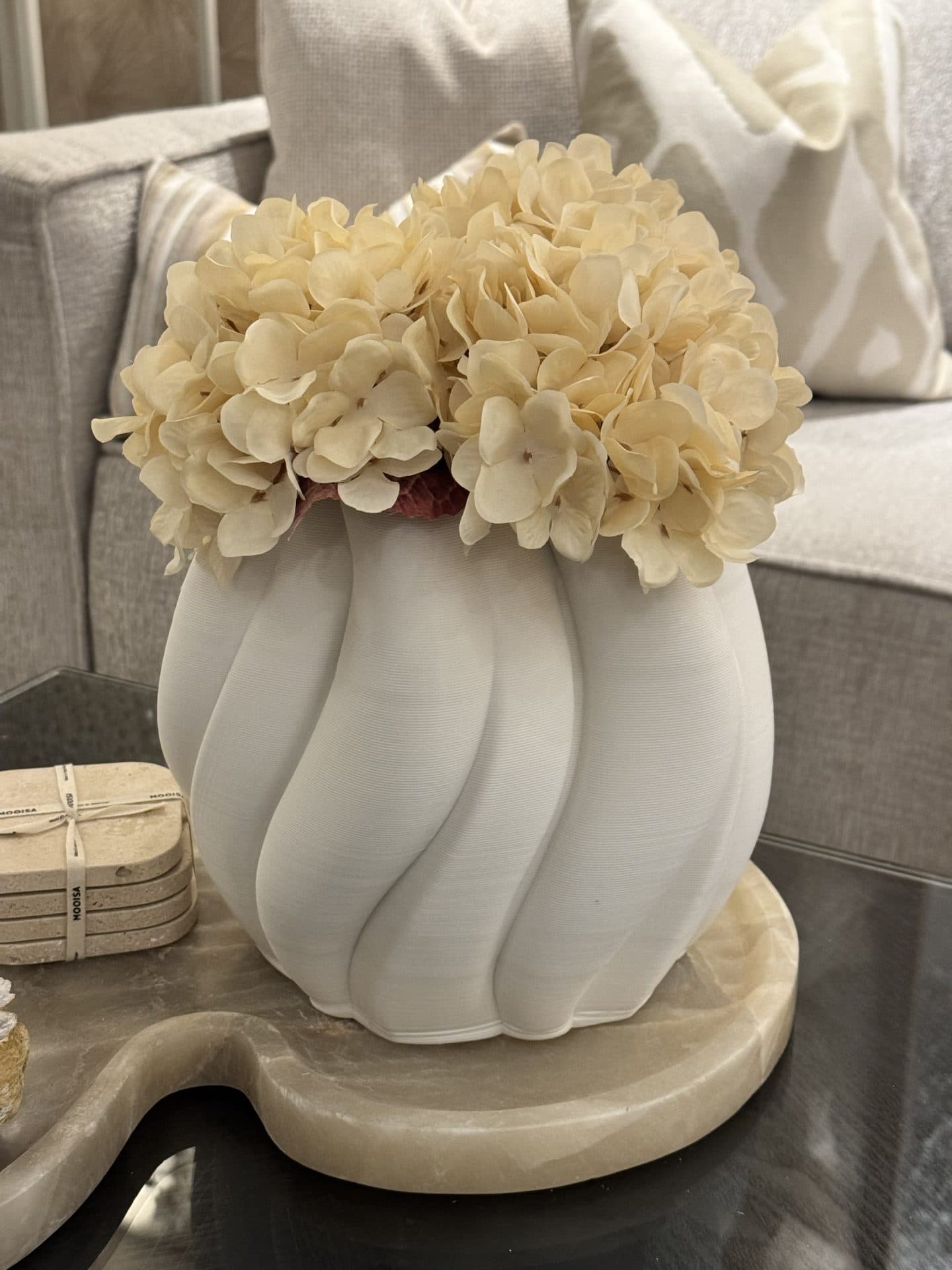 3D vaas opgemaakt met hortensia's crème, 33 cm hoog