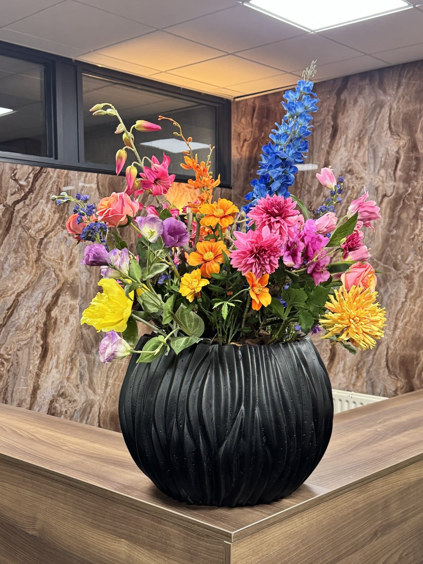 Vaas Riversea zwart opgemaakt met kleurrijke zijdebloemen, 85 cm