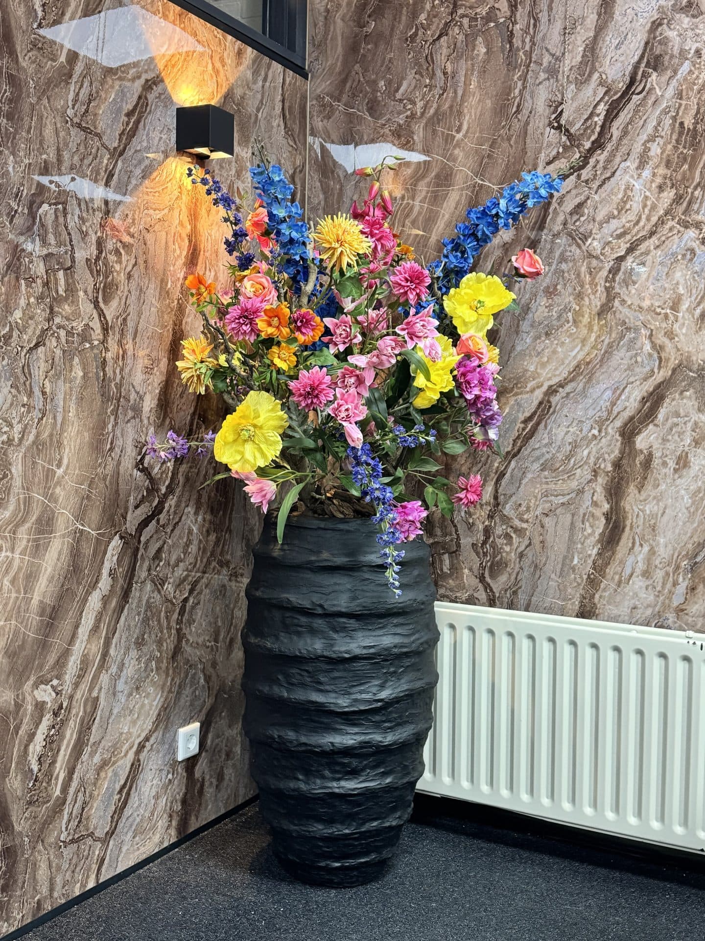 Vaas zwart tornado 90 cm opgemaakt met zijdebloemen 180 cm