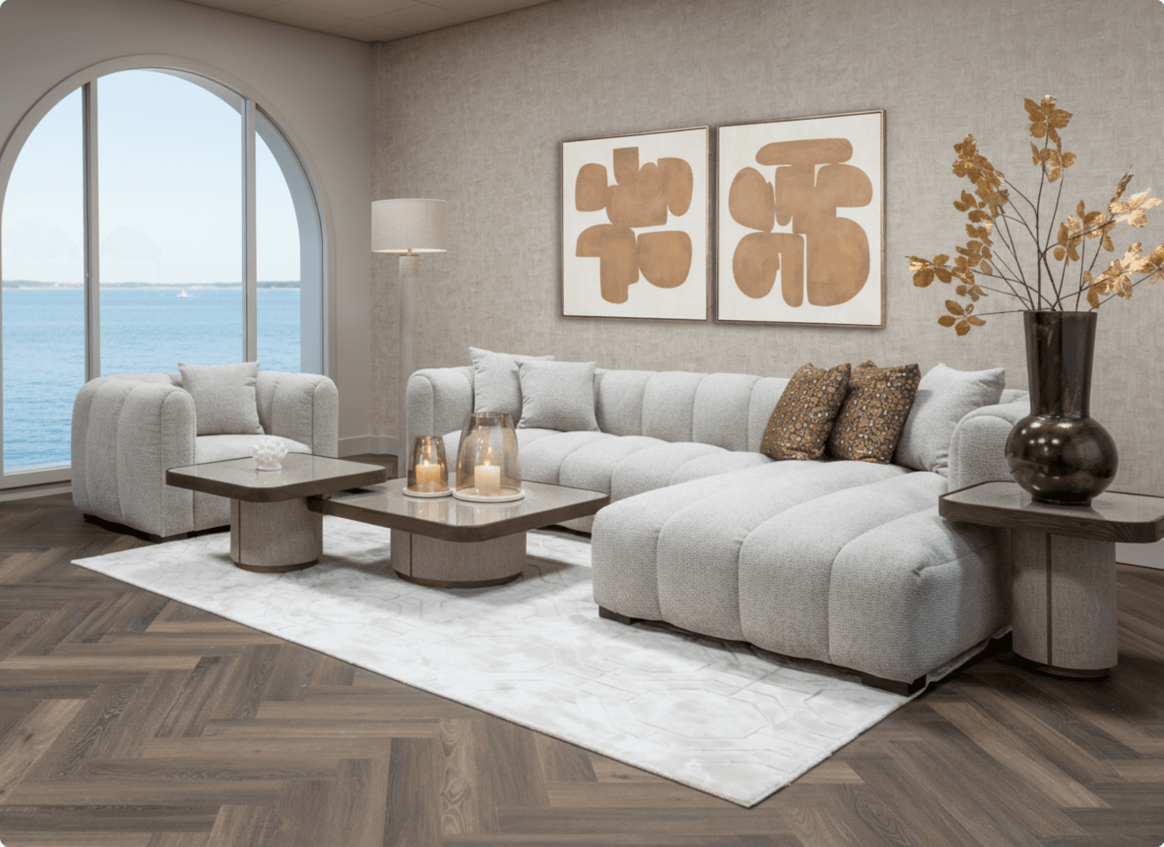 Lichte woonkamer met hoge boogramen tot aan het plafond, een lange bank in gebroken wit, twee abstracte schilderijen en een vloerlamp met beige kap