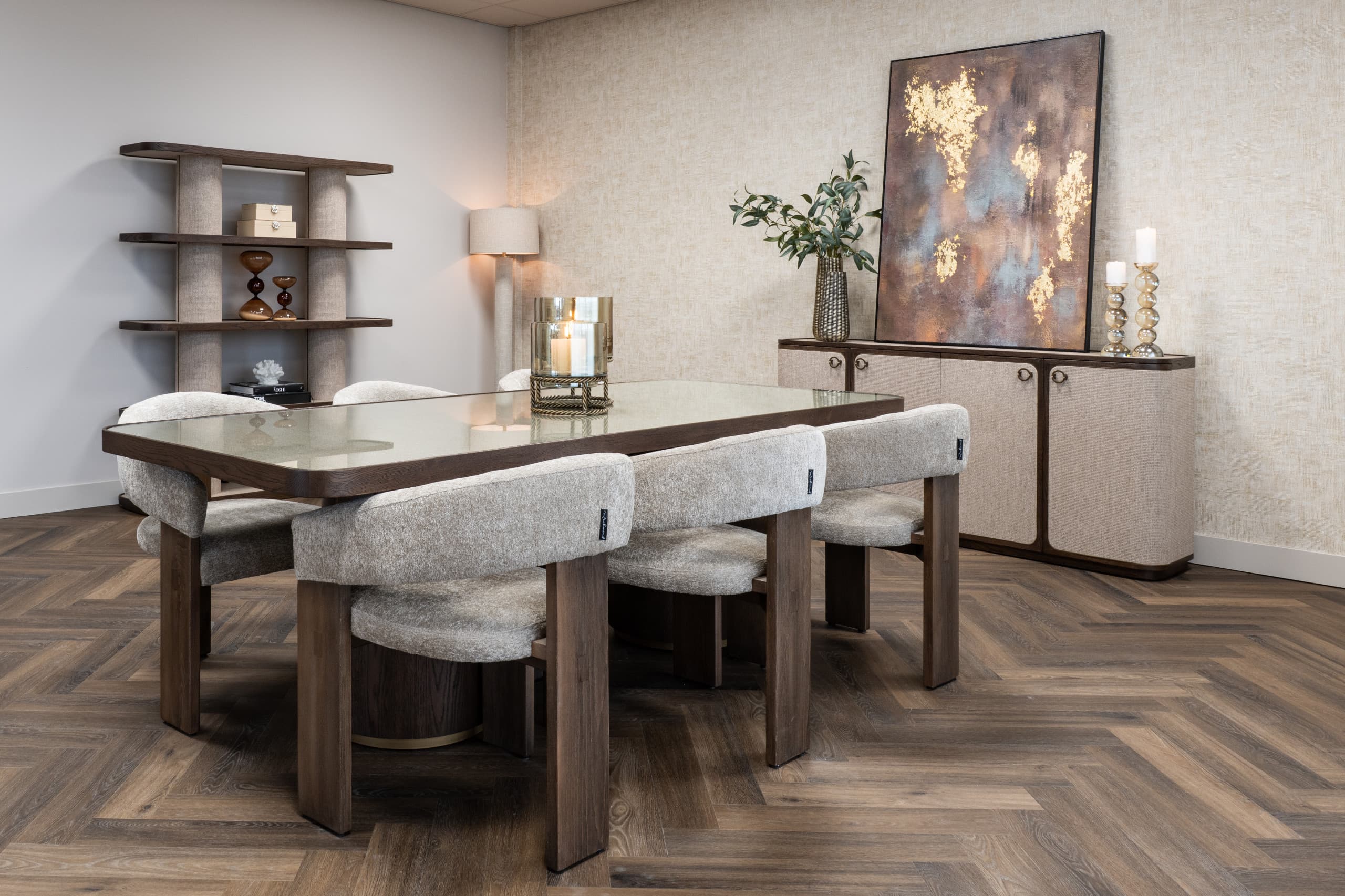 Eethoek in beige en bruin met gestoffeerde bouclé stoelen rond een houten tafel, een visgraatvloer, een open wandkast en een dressoir met kandelaars