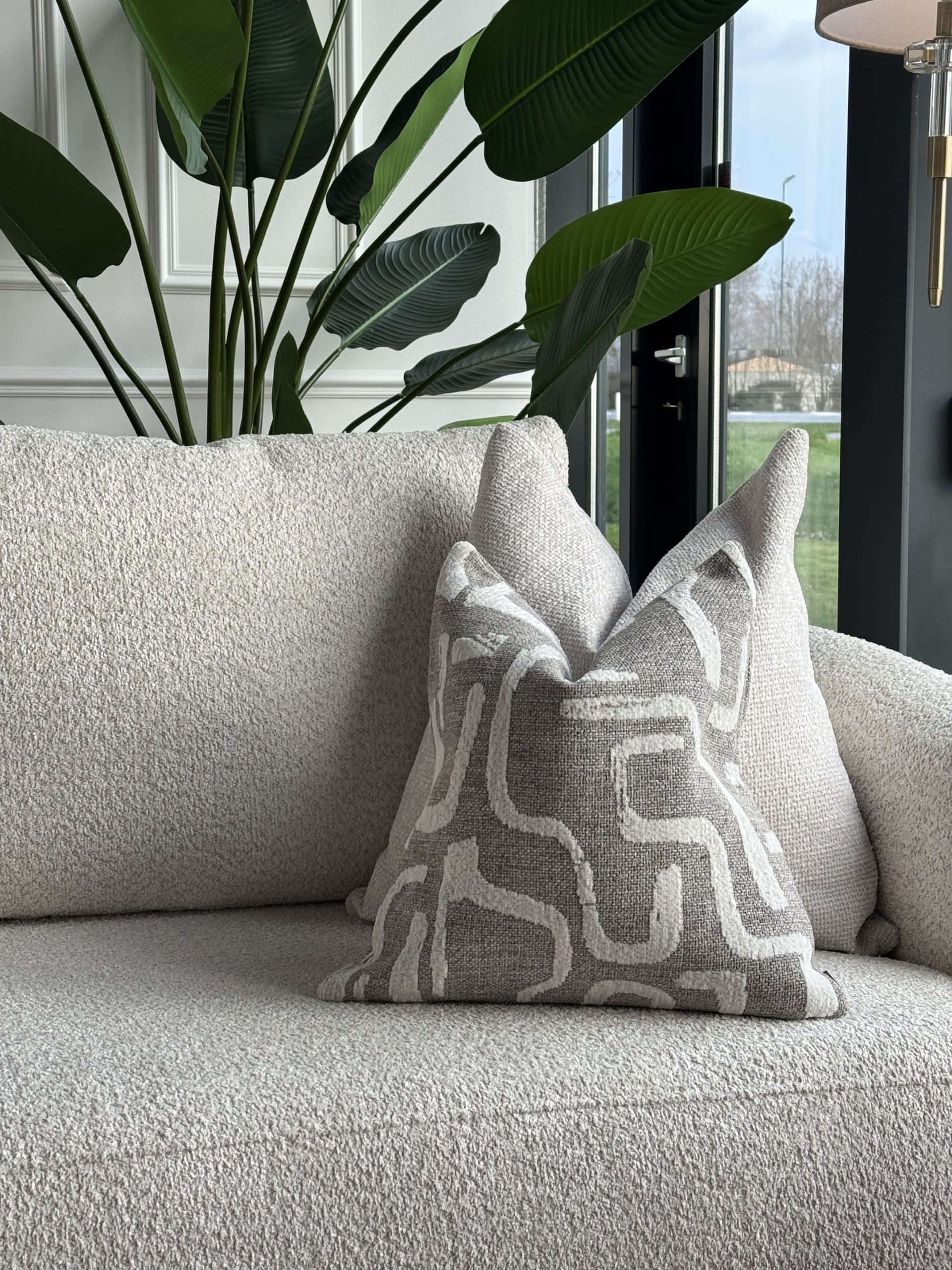 Sierkussen Emilio taupe met abstract patroon 45x45 cm