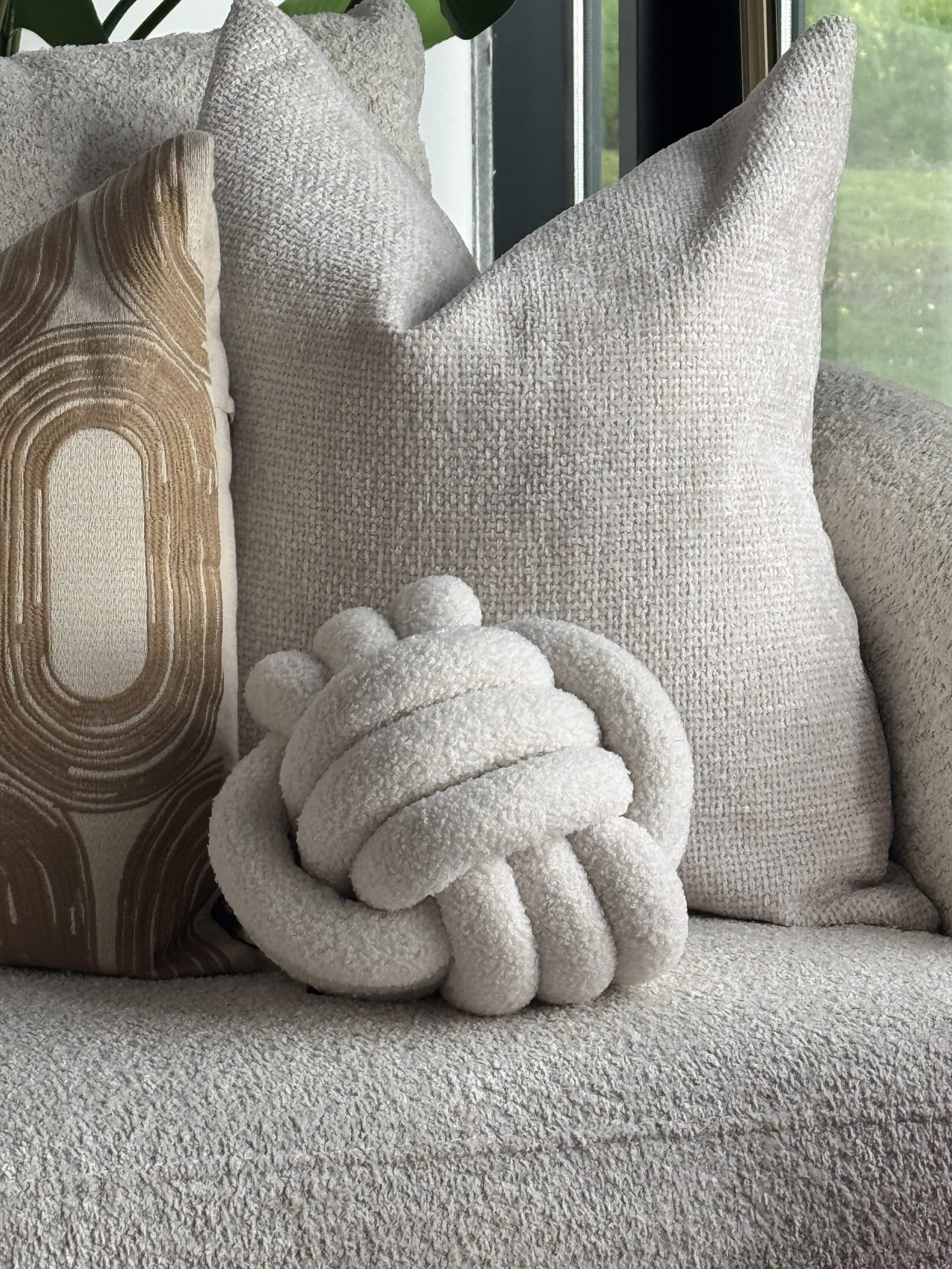 Kussenbal knoop off-white bouclé 25,5 cm