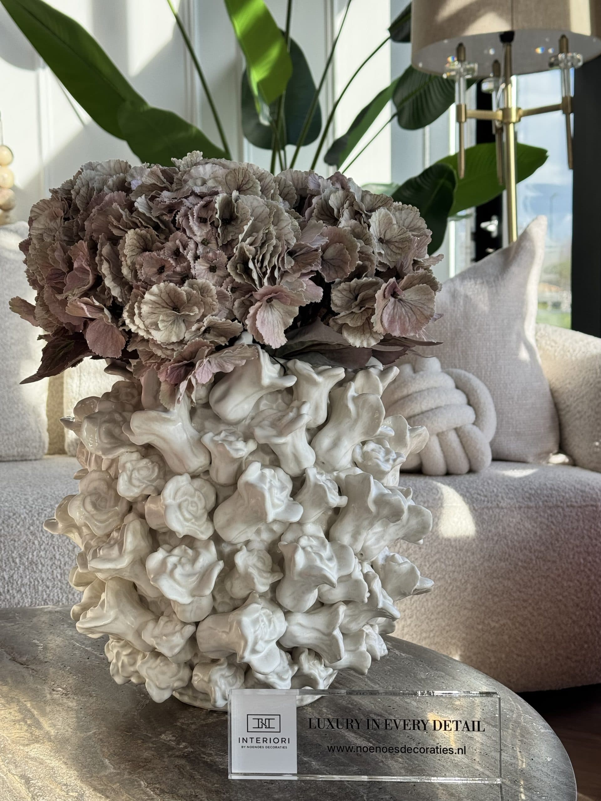 Vaas flower keramiek XL wit met hortensia zijdebloemen 34 cm
