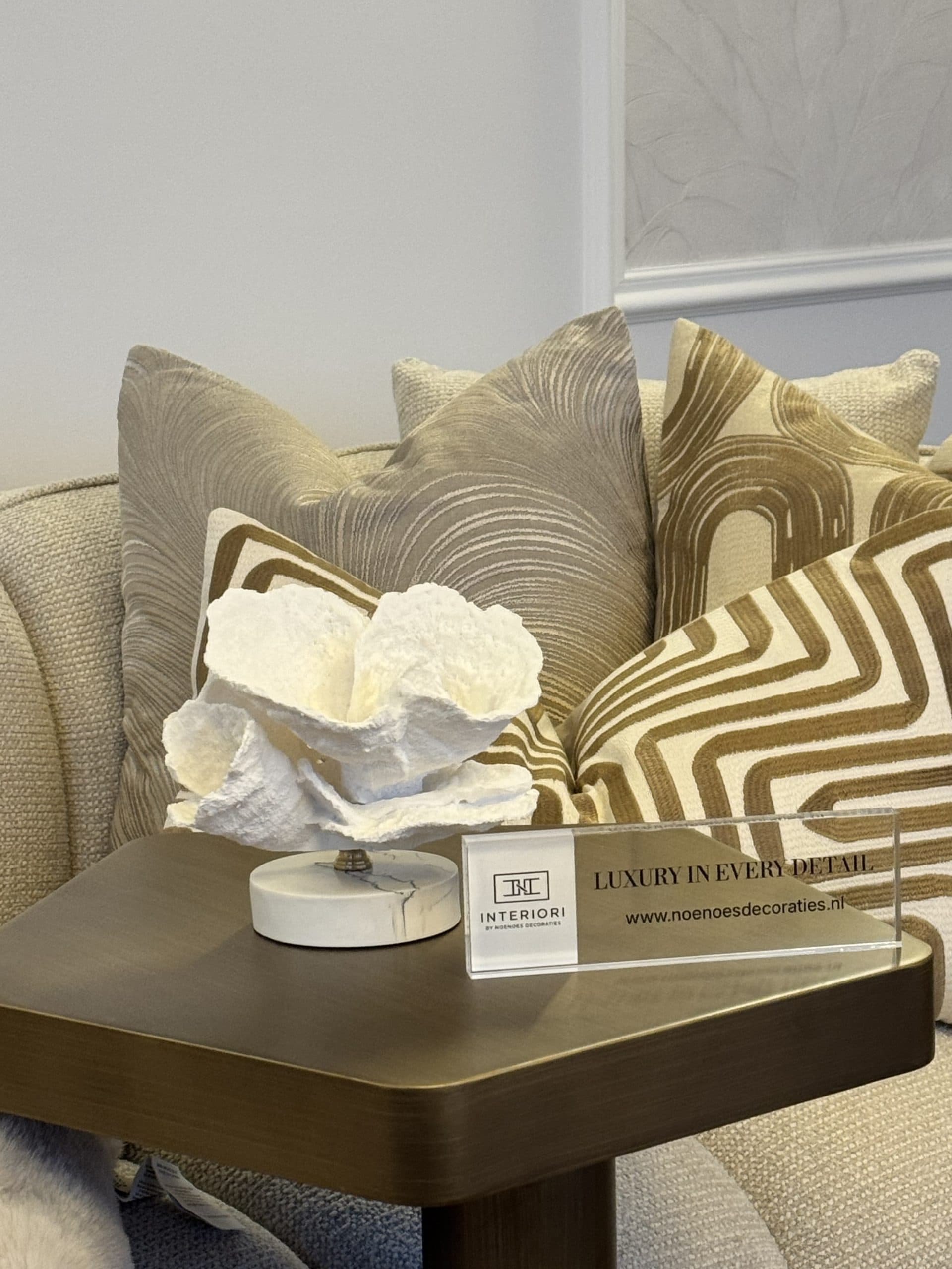 Koraal decoratie wit op marmerlook voet 19,5 cm