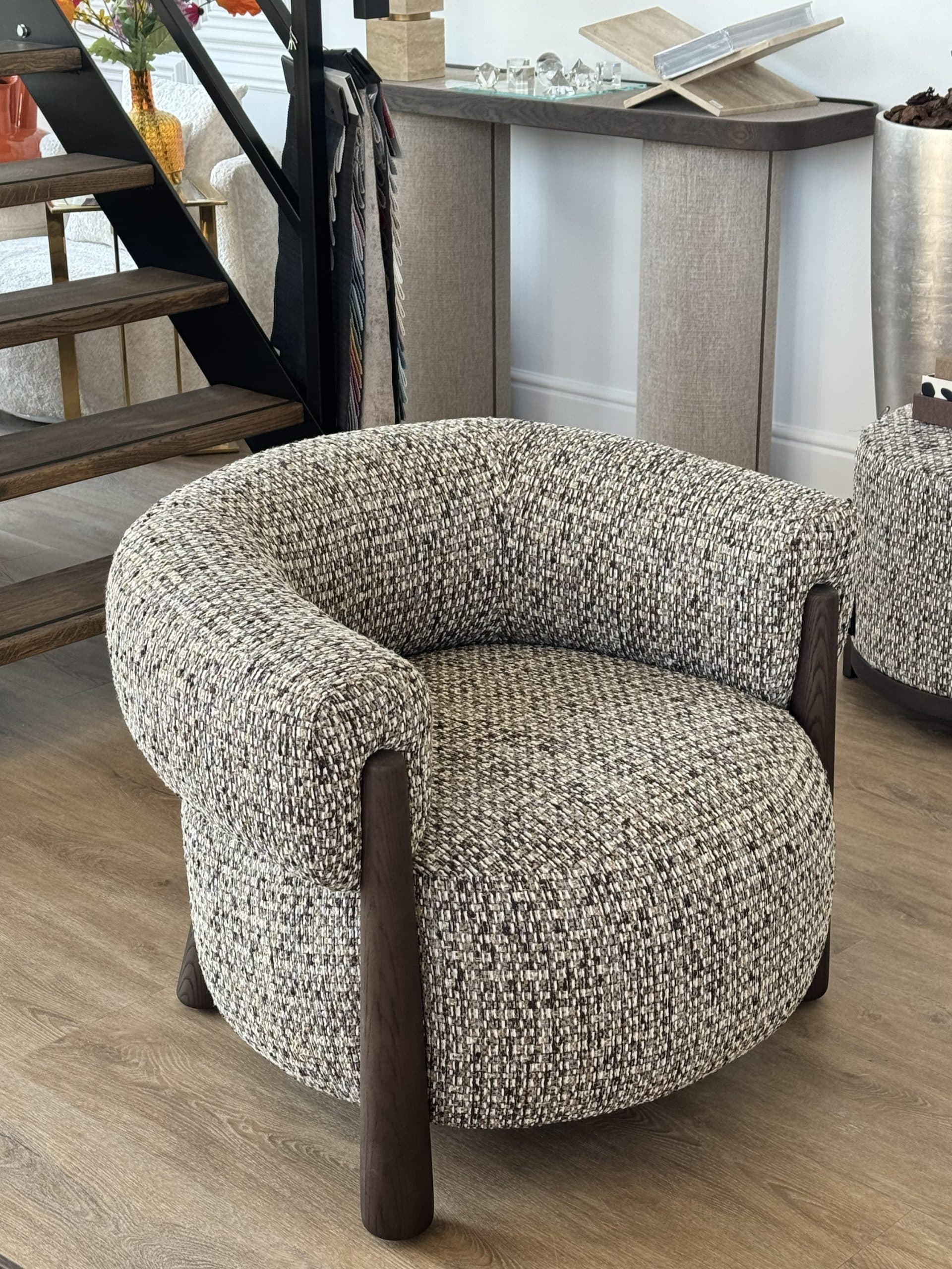 Fauteuil bouclé cappuccino met donkere houten poten 91x82x72 cm