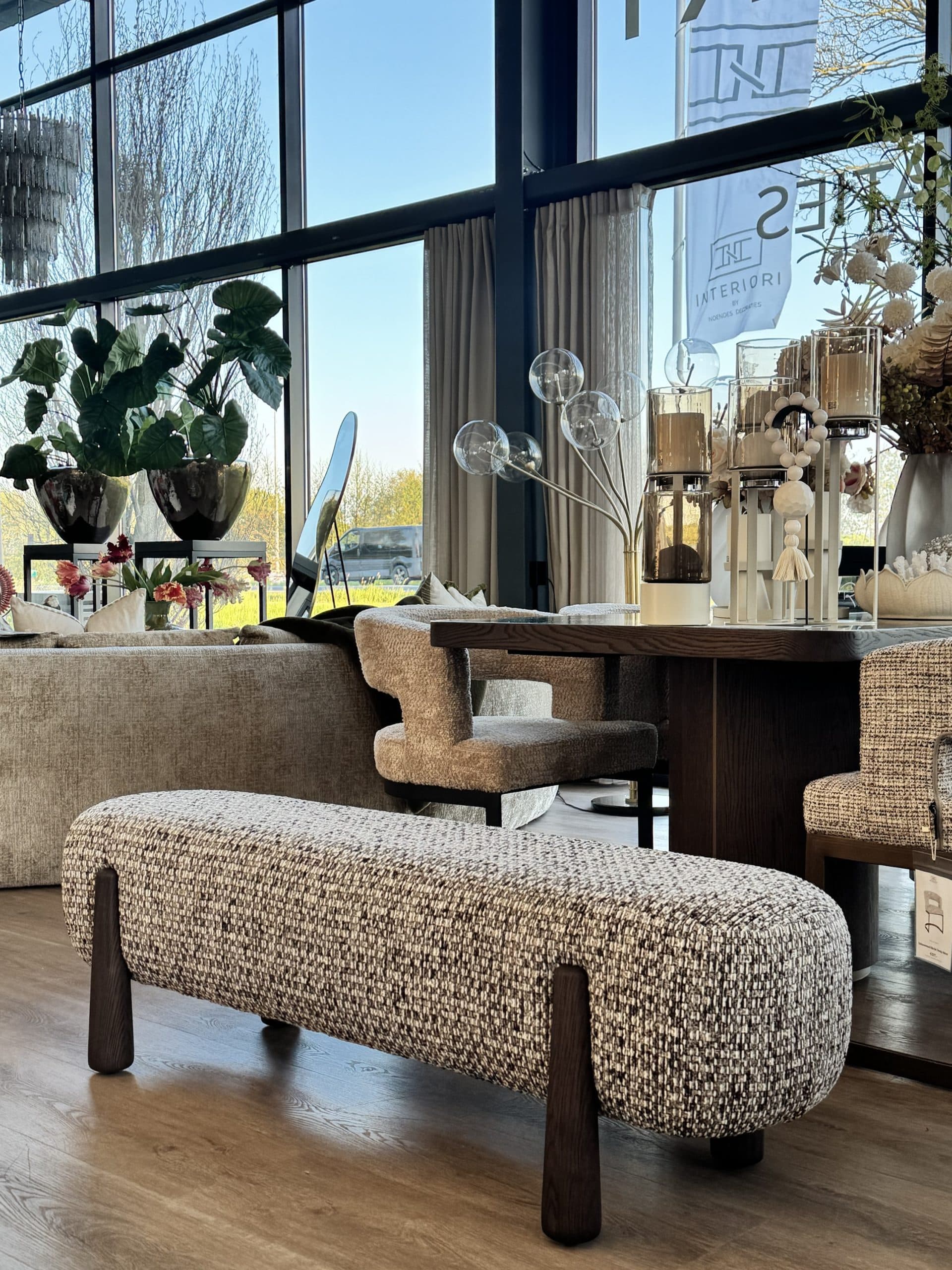 Bankje boucle cappuccino met houten poten 153x48x46 cm