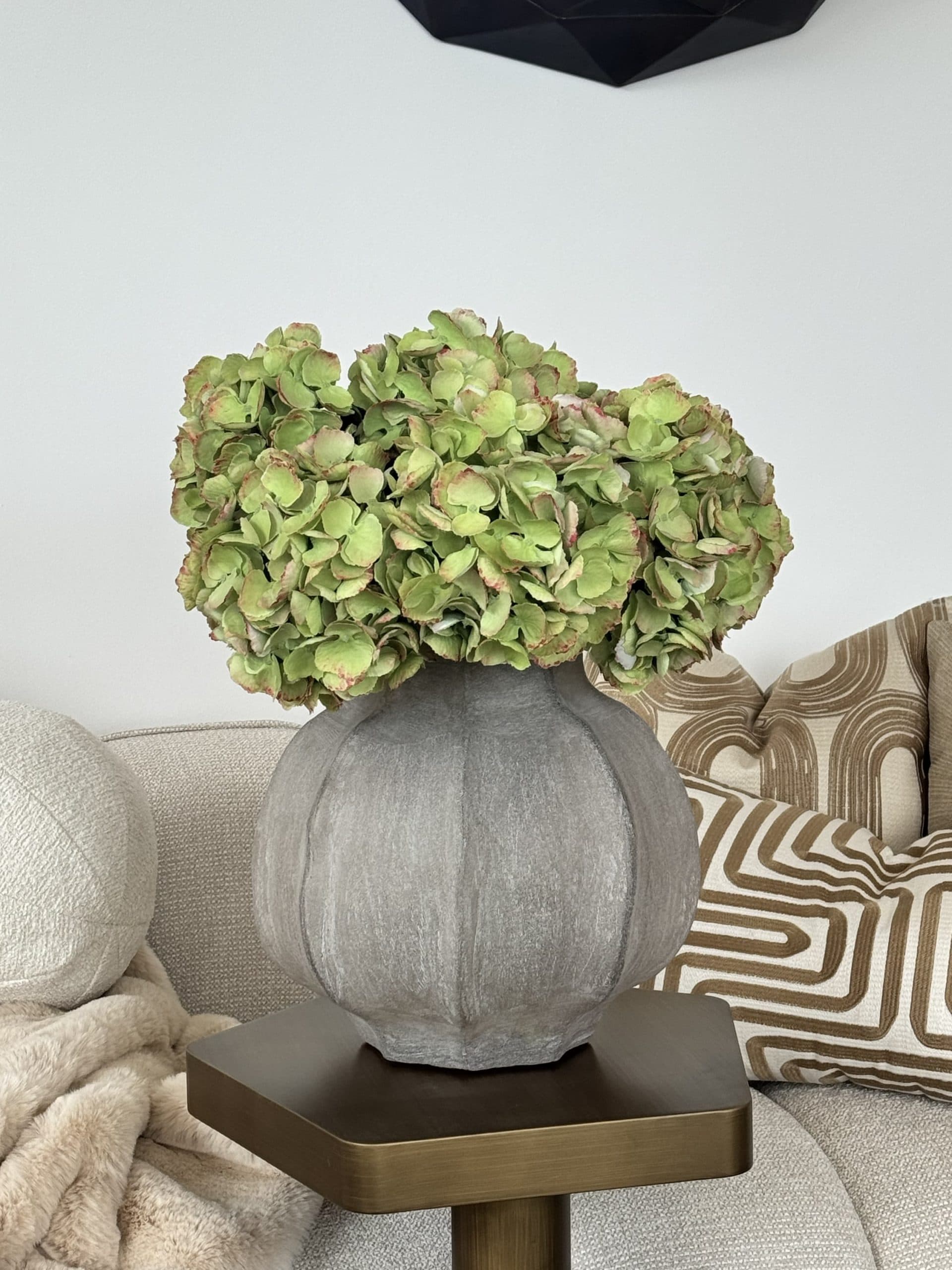 Vaas light brown met groene hortensia XL opstelling 50x57 cm
