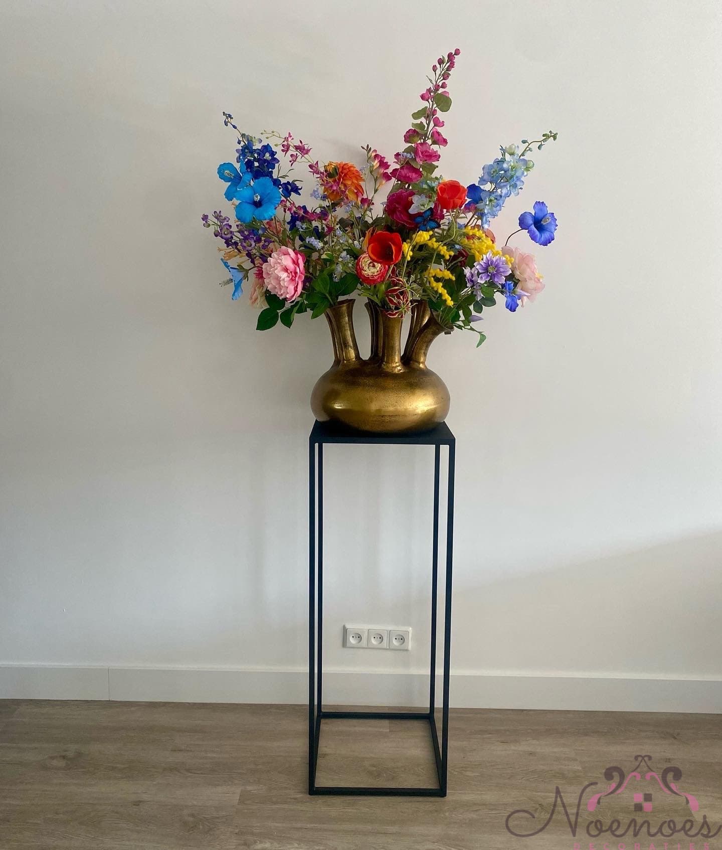 Gouden toetervaas opgemaakt met zijdebloemen XXL (86 cm)