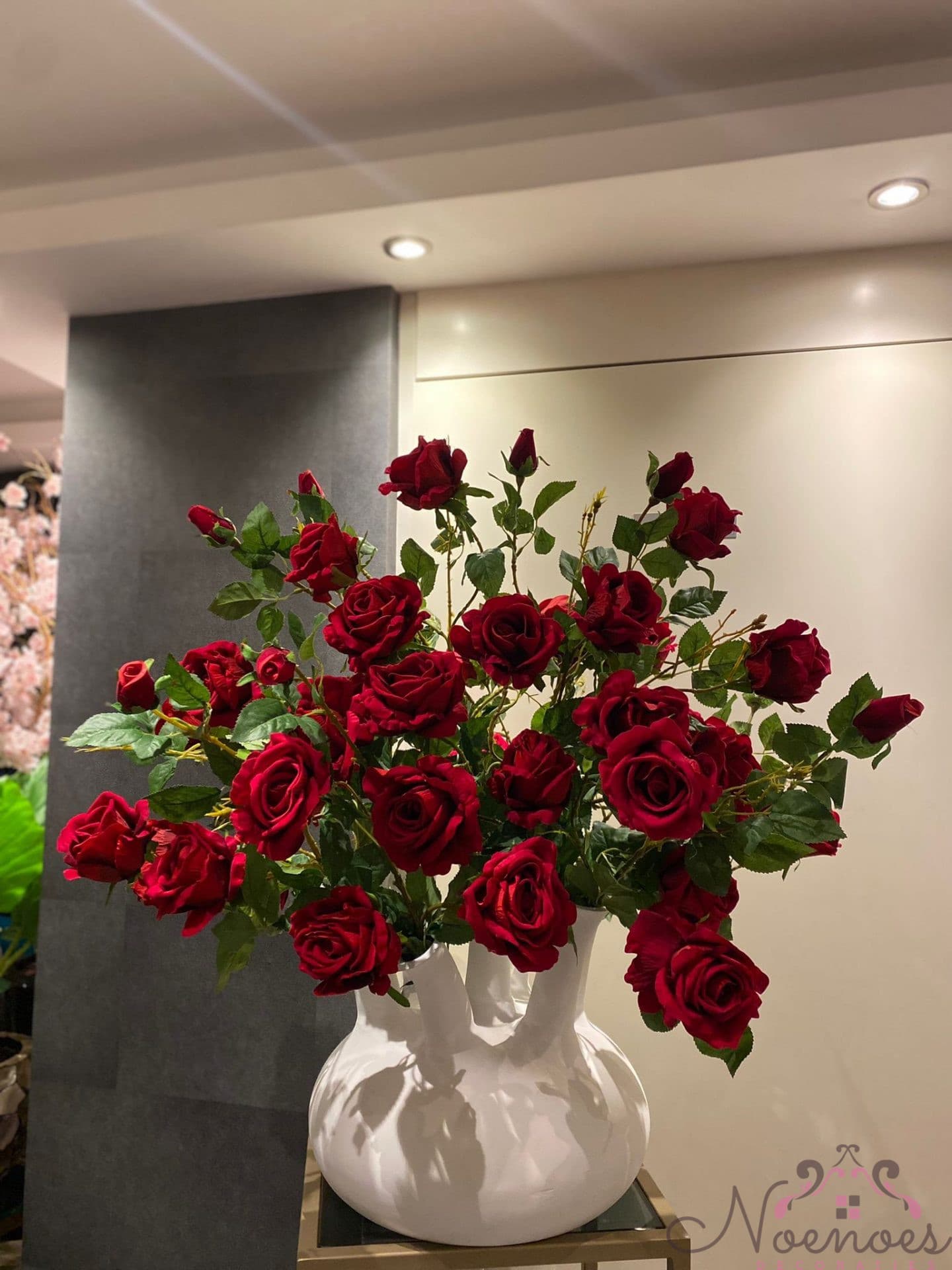 Trompetvaas met rode zijden rozen XXL arrangement 97 cm breed